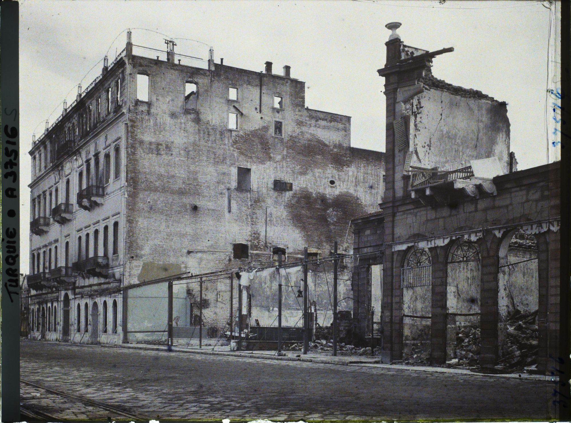Image représentant Turquie, Smyrne, Les Quais de Smyrne - Ruines de l'Hôtel Kraemer et Smyrner Palace Hôtel