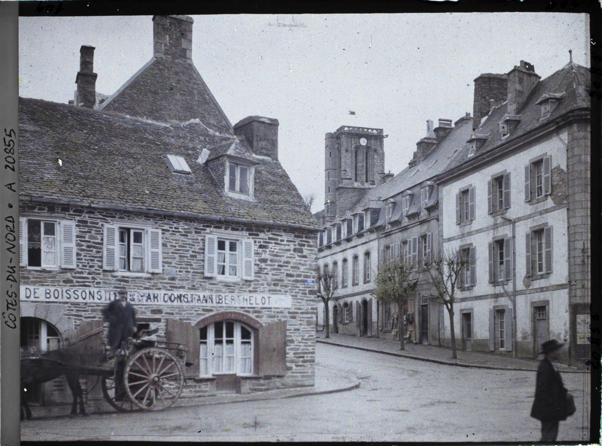 Image représentant La rue de Viarmes ; à l'arrière-plan, la tour de l'église Saint-Jean-du-Baly
