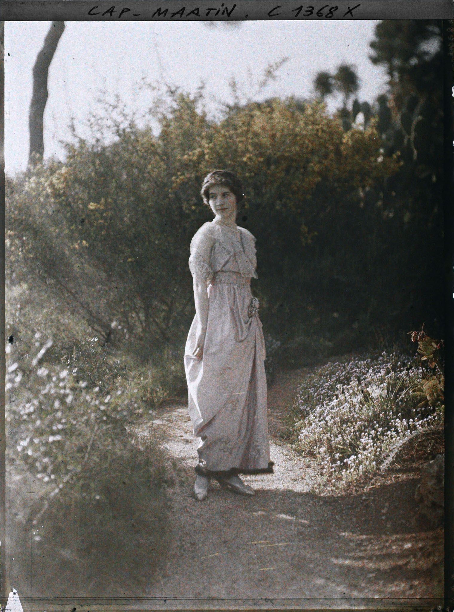 Image représentant Mademoiselle Marie-Yvonne von Schoen dans le jardin d'Albert Kahn