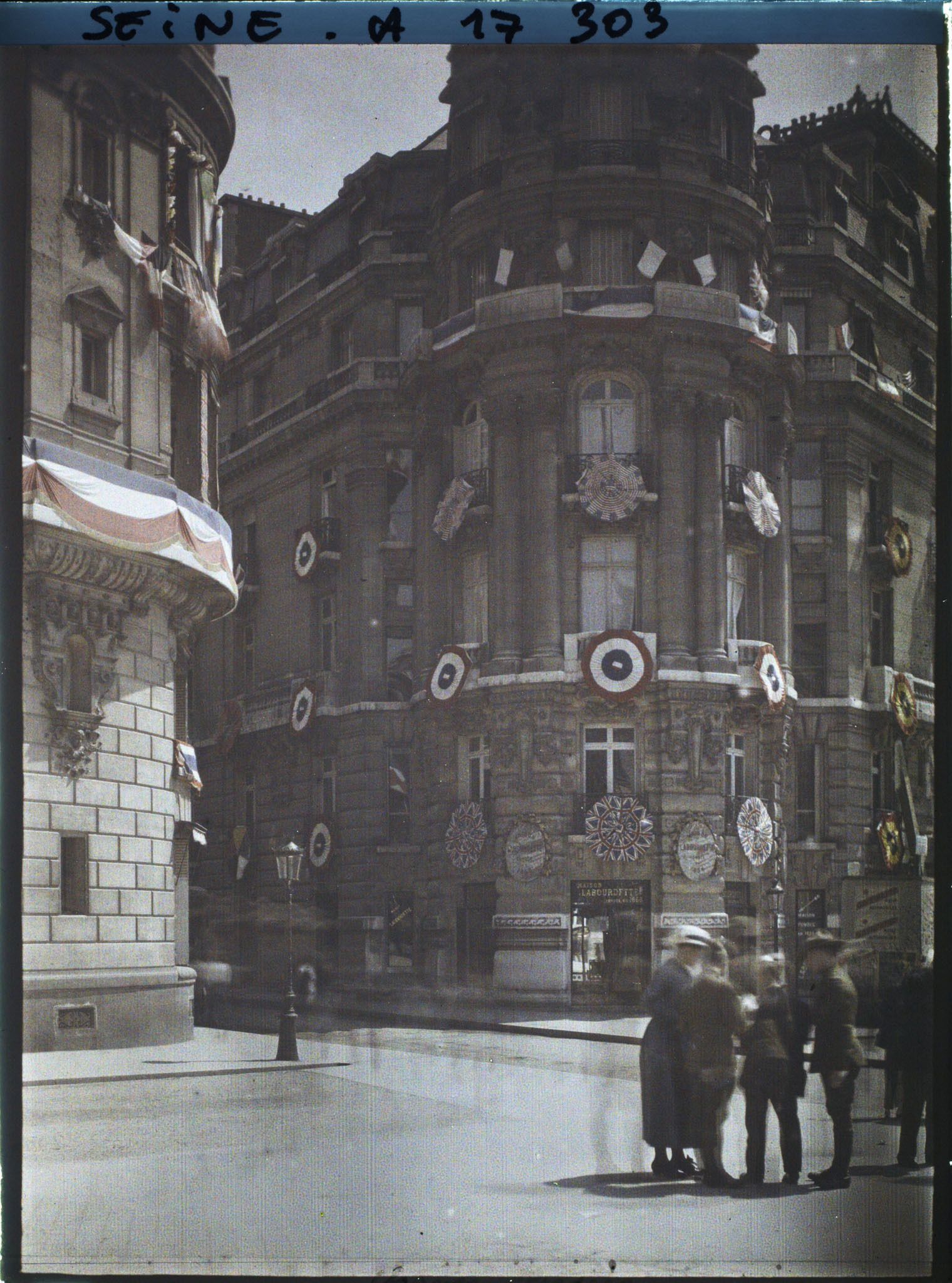 Image représentant Soldats anglais et américains et civils sur les Champs-Elysées pour les fêtes de la Victoire des 13 et 14 juillet