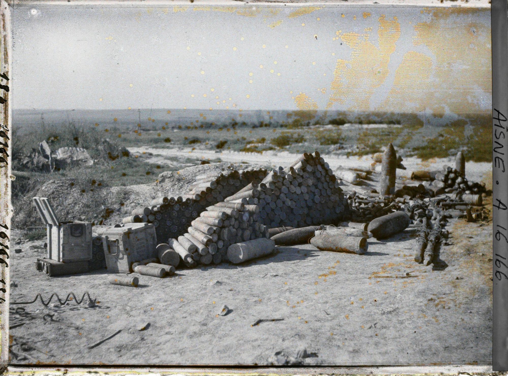 Image représentant France, Env- de St Quentin, Obus sur la route de Ham, près du Cimetière de Wat