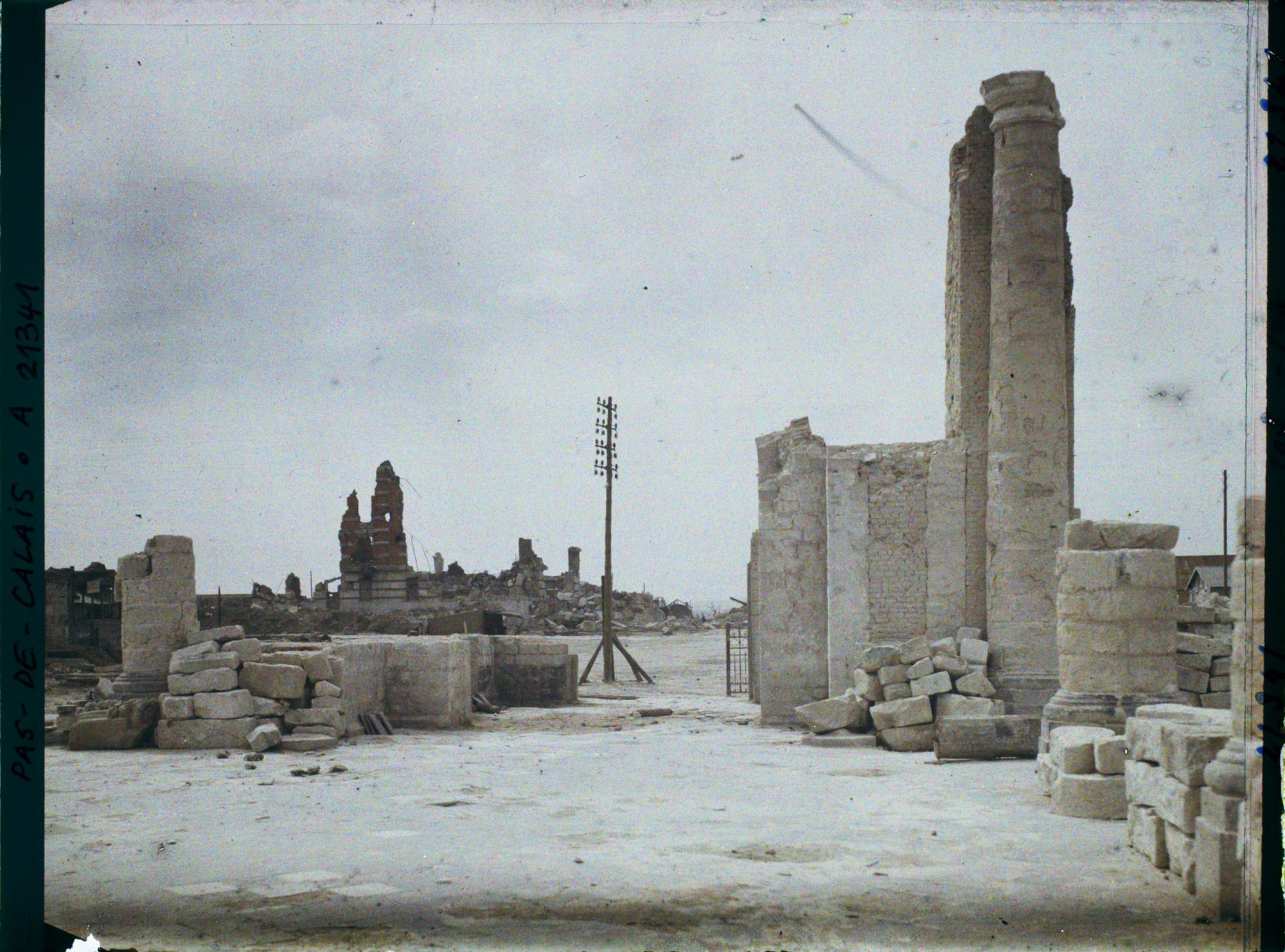 Image représentant France, Lens, Ruines de l'Eglise et Mairie