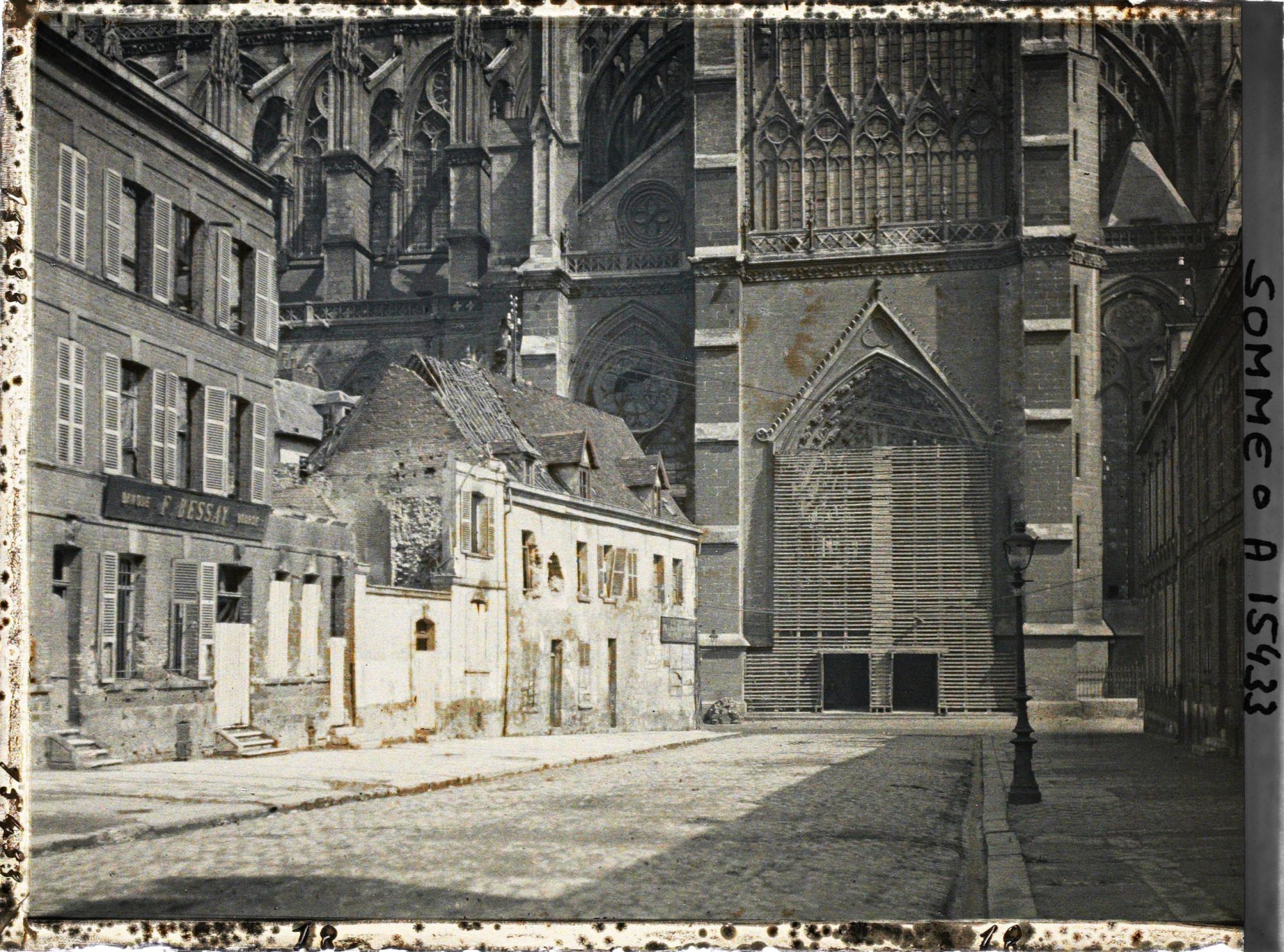 Image représentant France, Amiens, La Cathédrale et la rue Robert de Luzarches