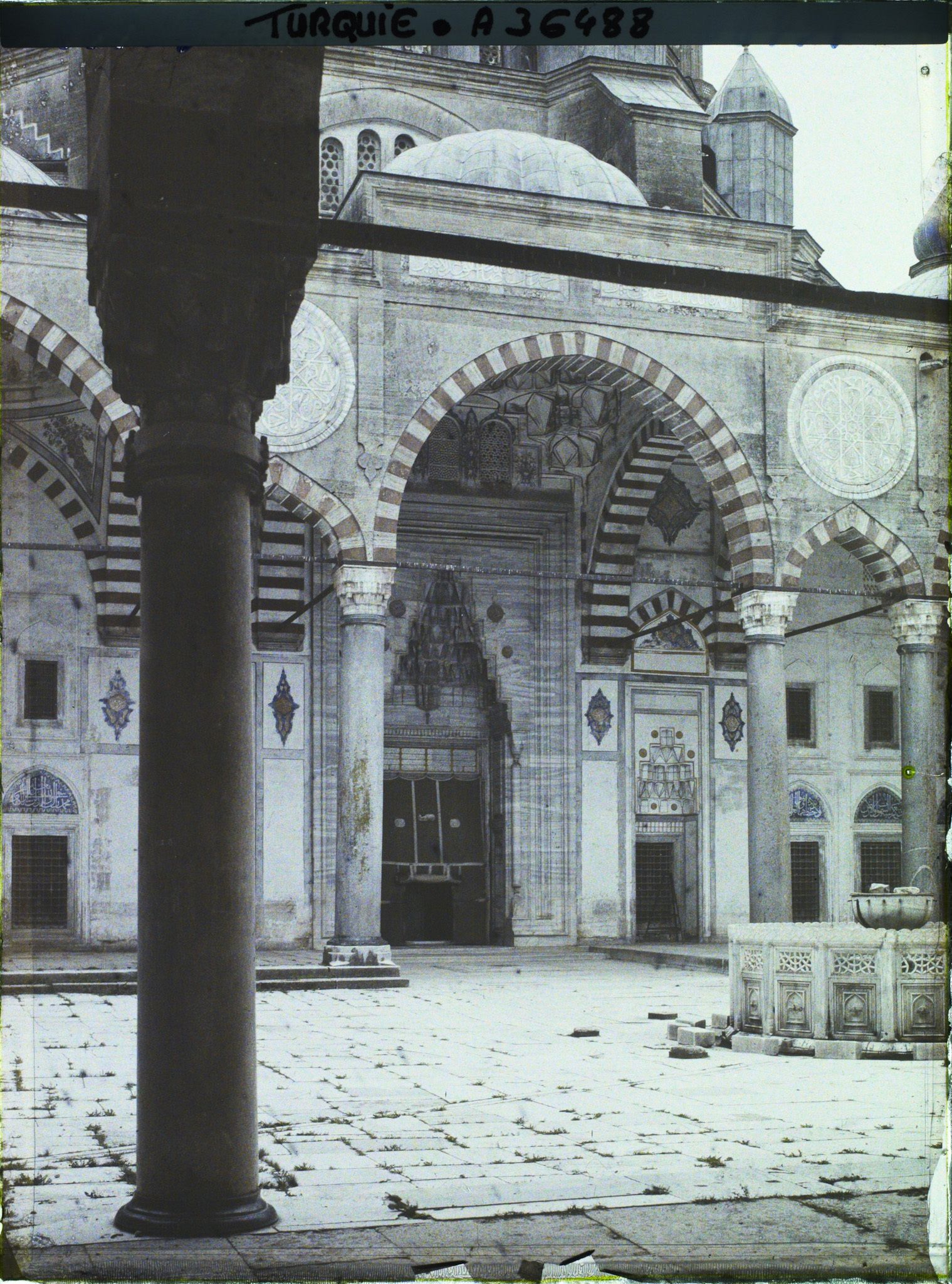 Image représentant Selimiye Camii (Grande Mosquée) : la cour d'entrée