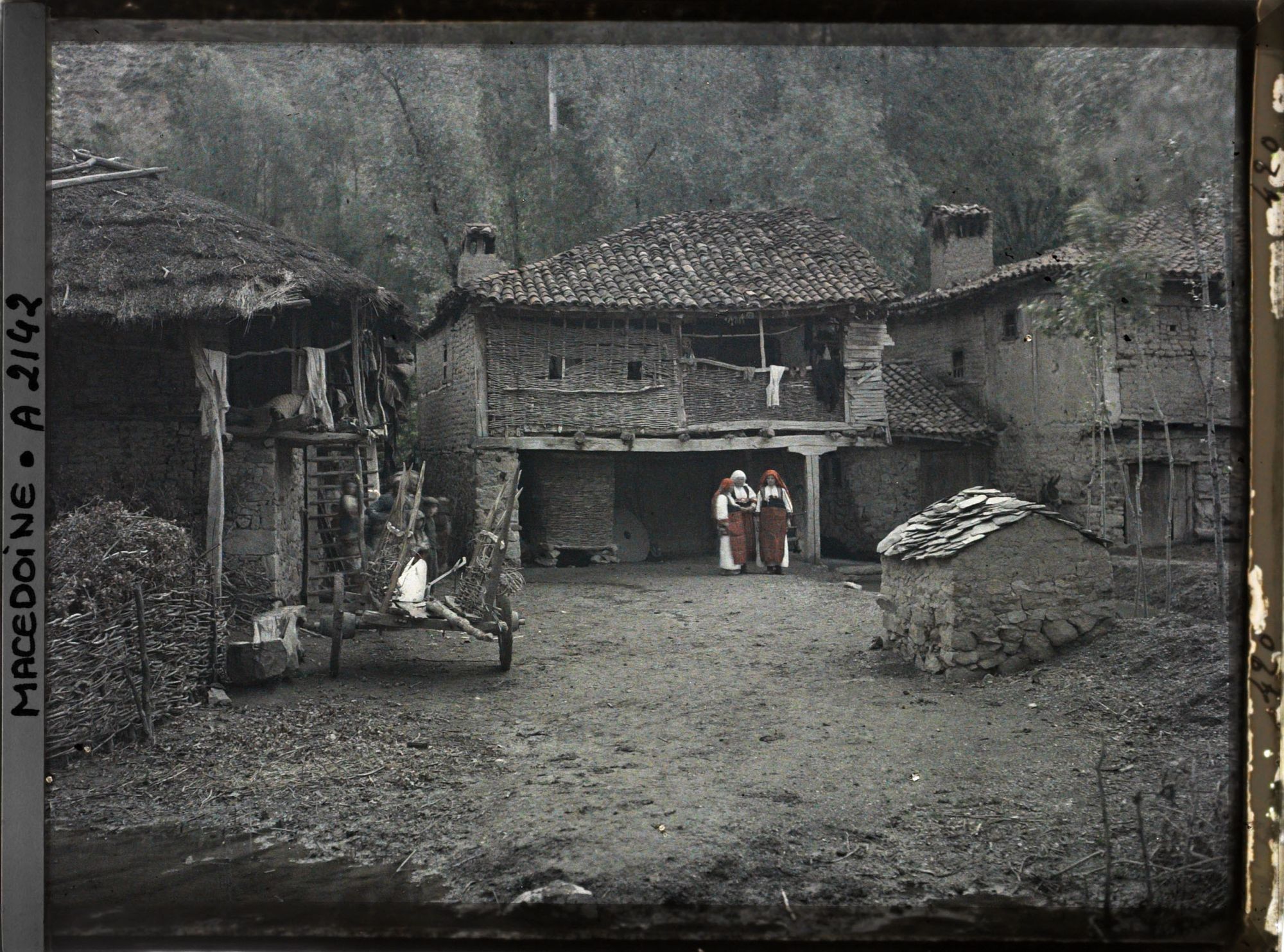 Image représentant Cour intérieure couverte de tuiles et de chaume avec trois femmes