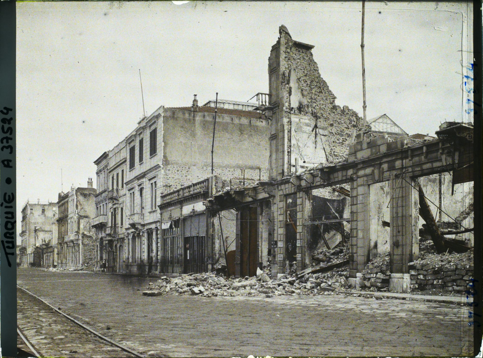 Image représentant Turquie, Smyrne, Les Quais de Smyrne - Immeuble de la Cie Industrl du Levant et maisons de Commerce brûlées
