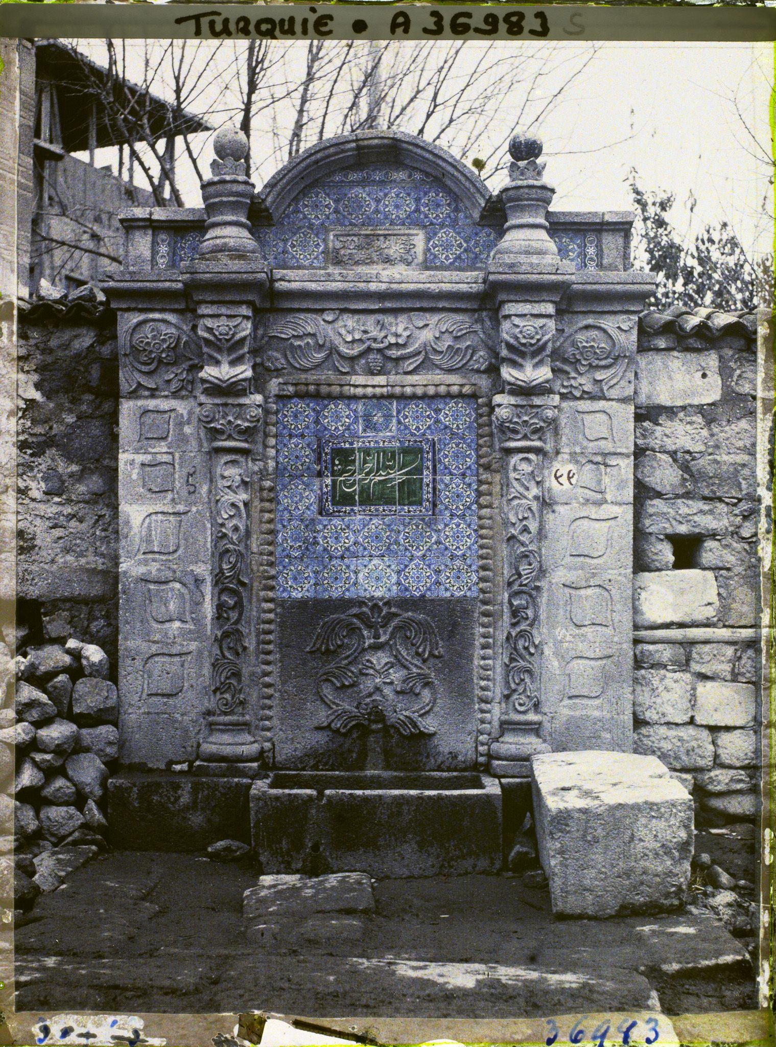 Image représentant Fontaine de pierre aux faïences bleues, blanches et vertes, près de la mosquée Haci Bayram