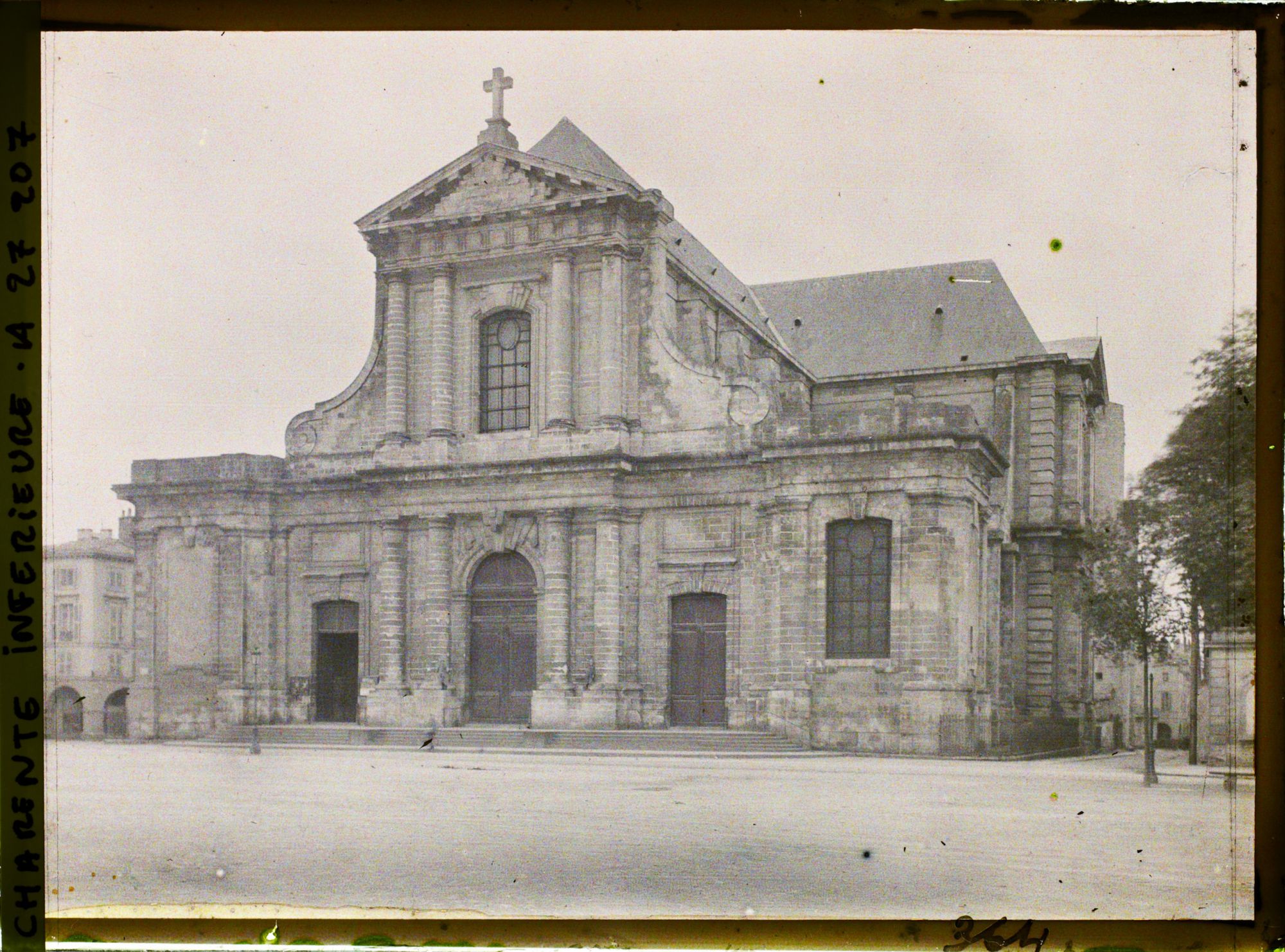 Image représentant La cathédrale Saint-Louis, vue depuis l'actuelle place Verdun