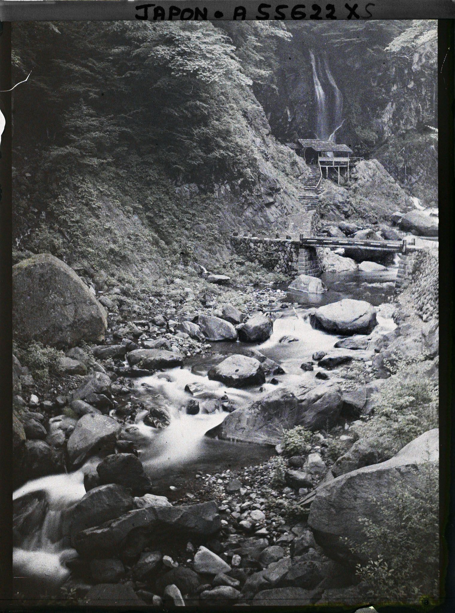 Image représentant Abords des chutes d'Urami (Urami-no-taki)