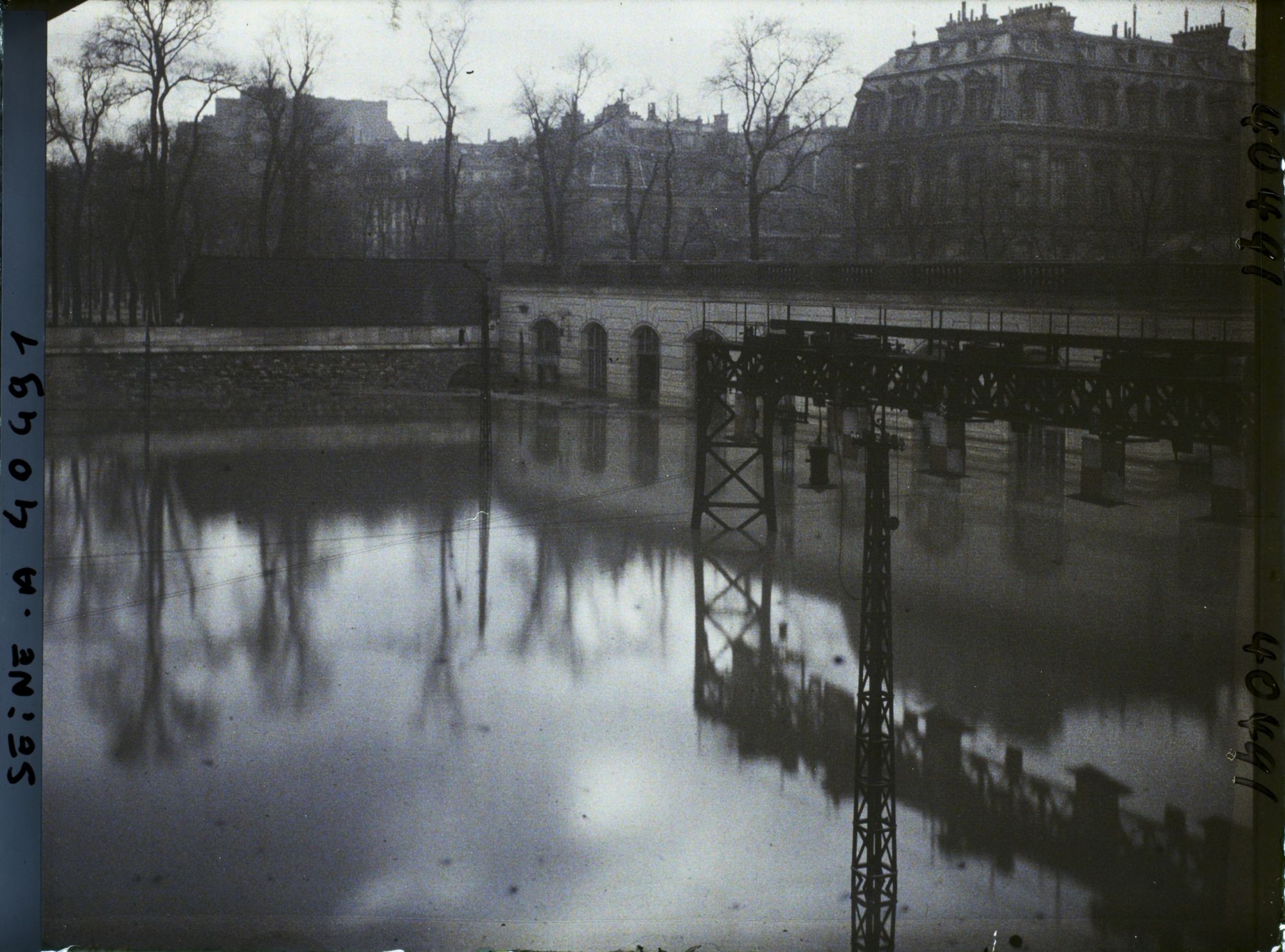 Image représentant La gare des Invalides inondée par la crue de la Seine
