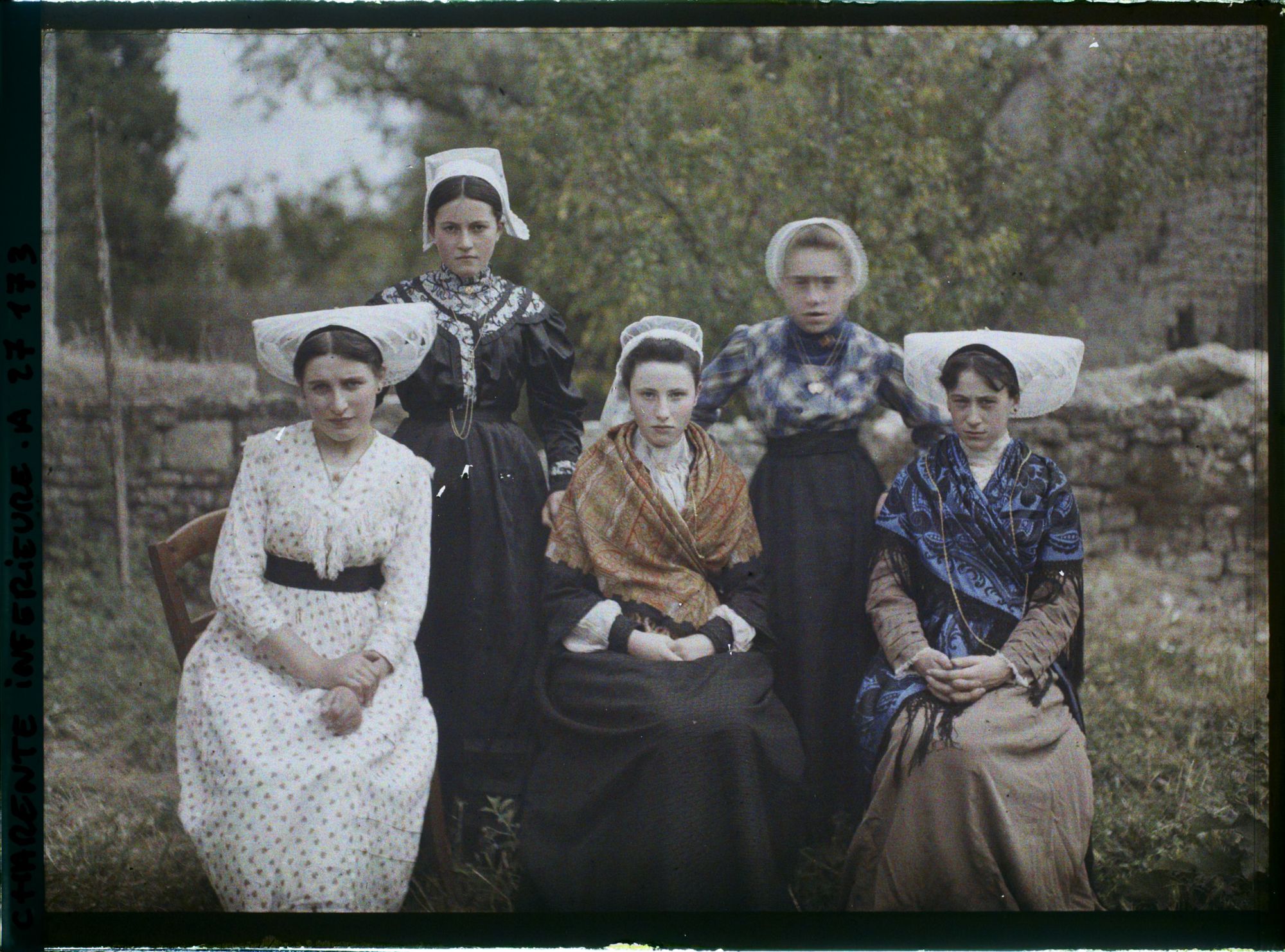 Image représentant Jeunes filles portant coiffes et costumes charentais