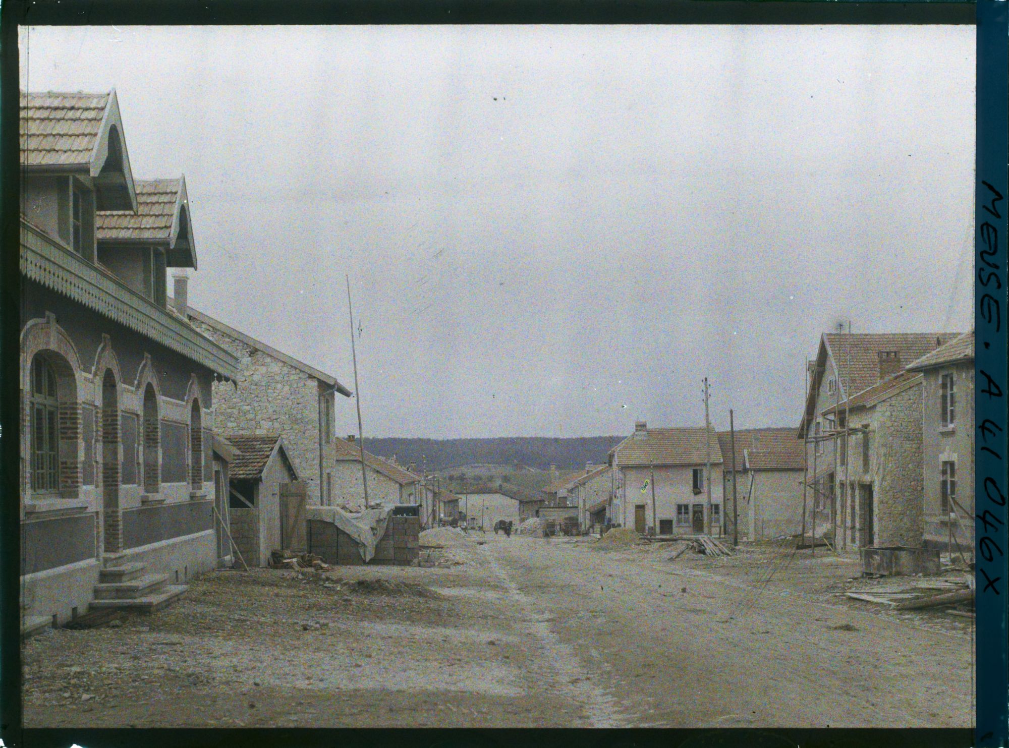 Image représentant France, Neuvilly, Entrée de Neuvilly vers Varennes