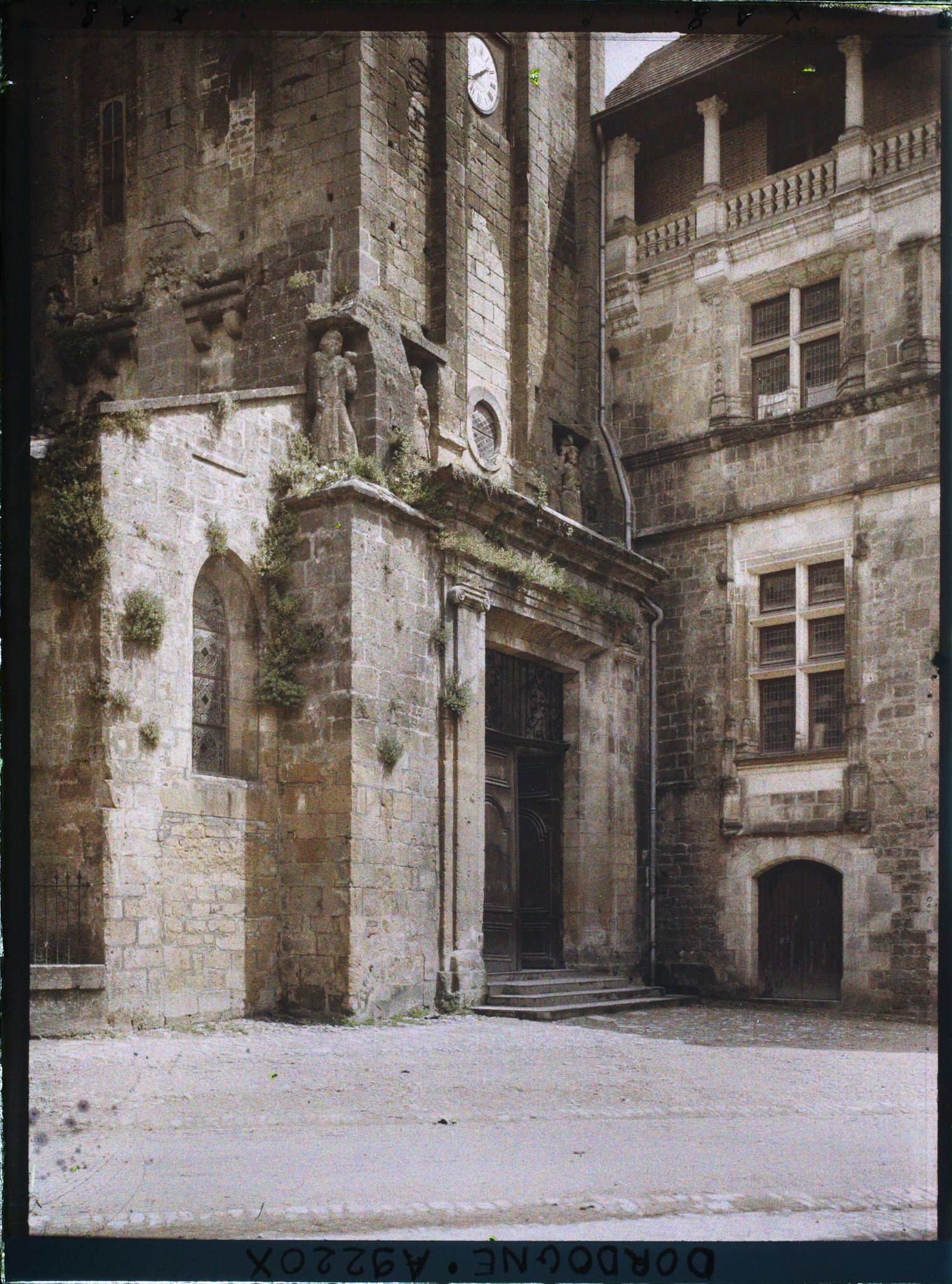 Image représentant France, Sarlat, L'entrée de la Cathédrale