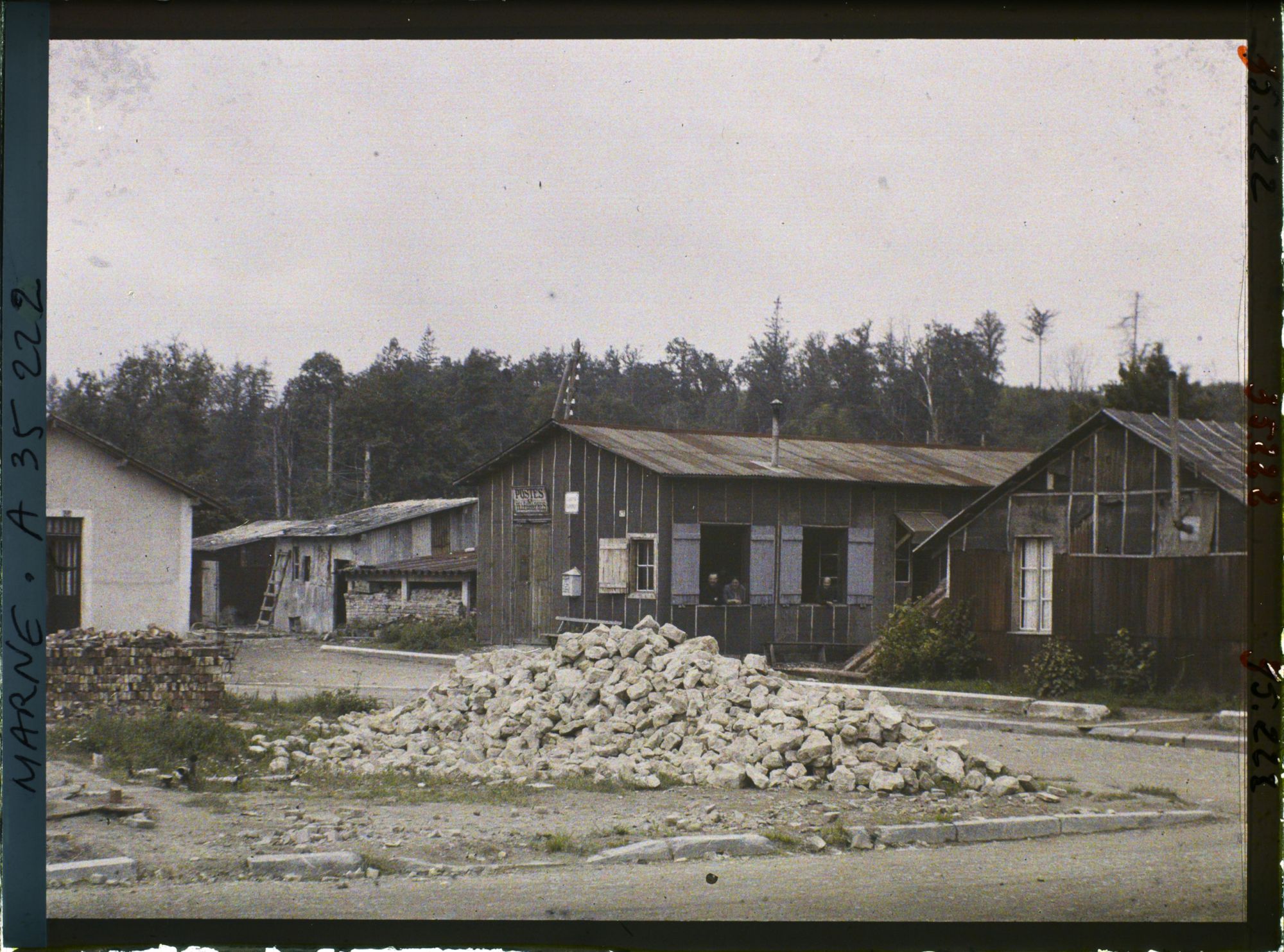 Image représentant France, Vienne le Château, La Poste et baraquement provisoire au même Carrefour