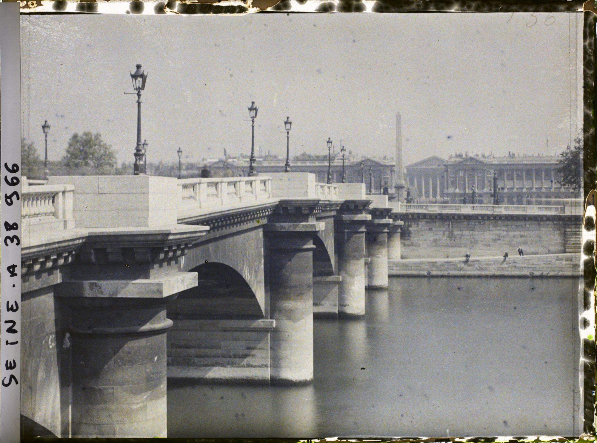 Image représentant Le pont et la place de la Concorde