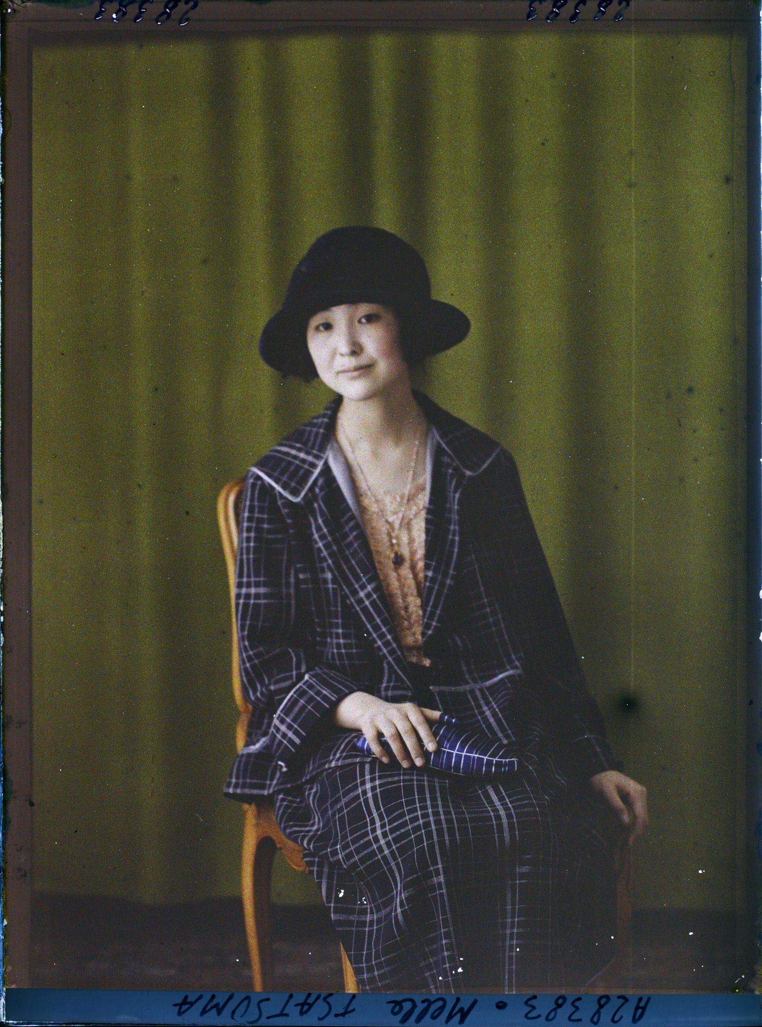 Image représentant https://musee-albert-kahn.s-museum.fr/home/NWQ2OTAwYzNmYjZlZTk1ZWQwODJmMjY4L2dlbmVyaWMtbm90aWNlLXRhYi9hdXRob3JpdHkvNjE3YTc5ZjVjZjhiODk2OGIzMzM3ZDIx/5d6900c3fb6ee95ed082f268/generic-notice-tab/authority/617a79ebcf8b8968b33378d8 Mademoiselle Tsatsuma