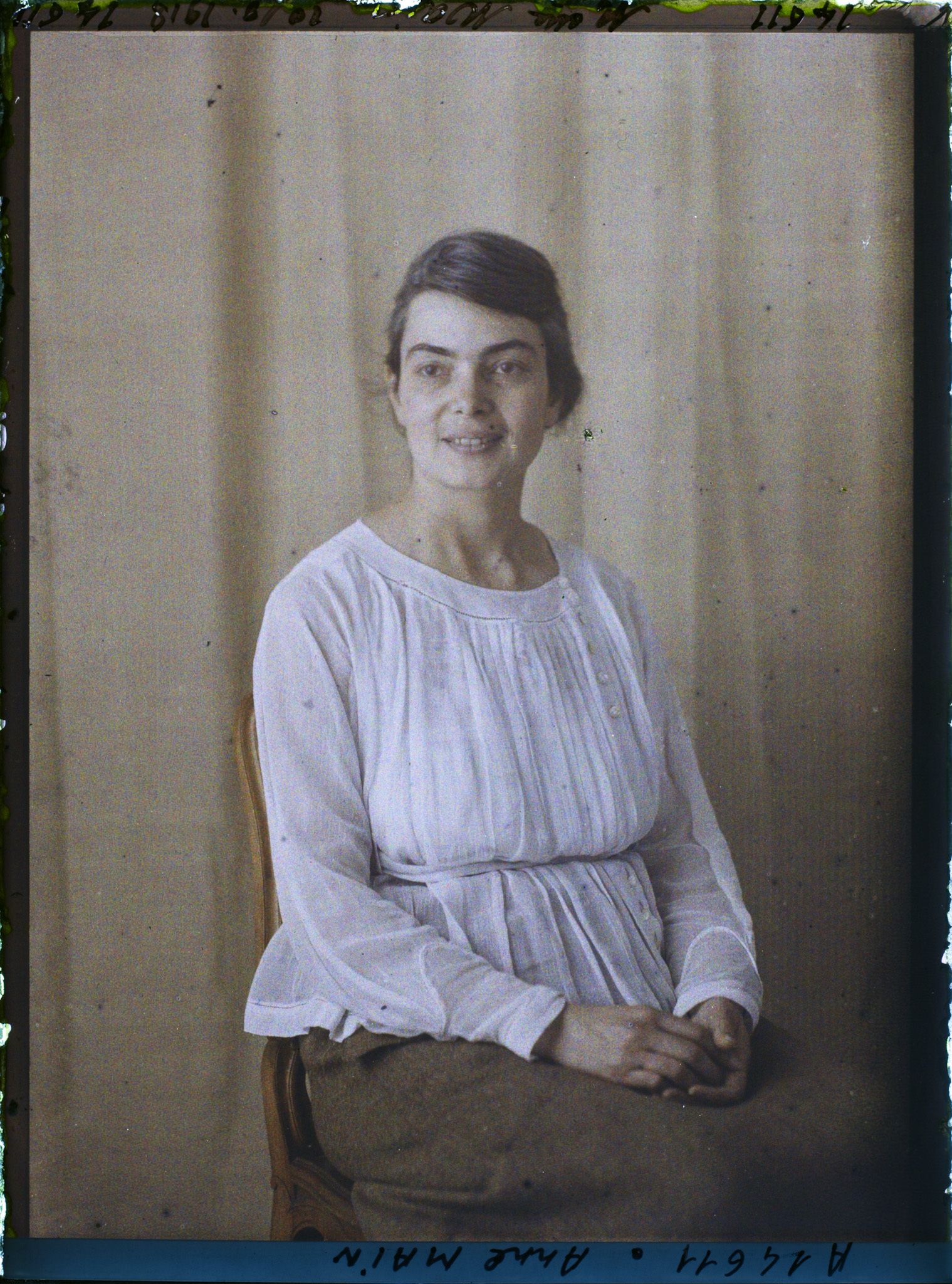 Image représentant Mademoiselle  https://musee-albert-kahn.s-museum.fr/home/NWQ2OTAwYzNmYjZlZTk1ZWQwODJmMjY4L2dlbmVyaWMtbm90aWNlLXRhYi9hdXRob3JpdHkvNjE3YTc5ZjVjZjhiODk2OGIzMzM3ZDIx/5d6900c3fb6ee95ed082f268/generic-notice-tab/authority/617a79ebcf8b8968b3337320 Anne Main