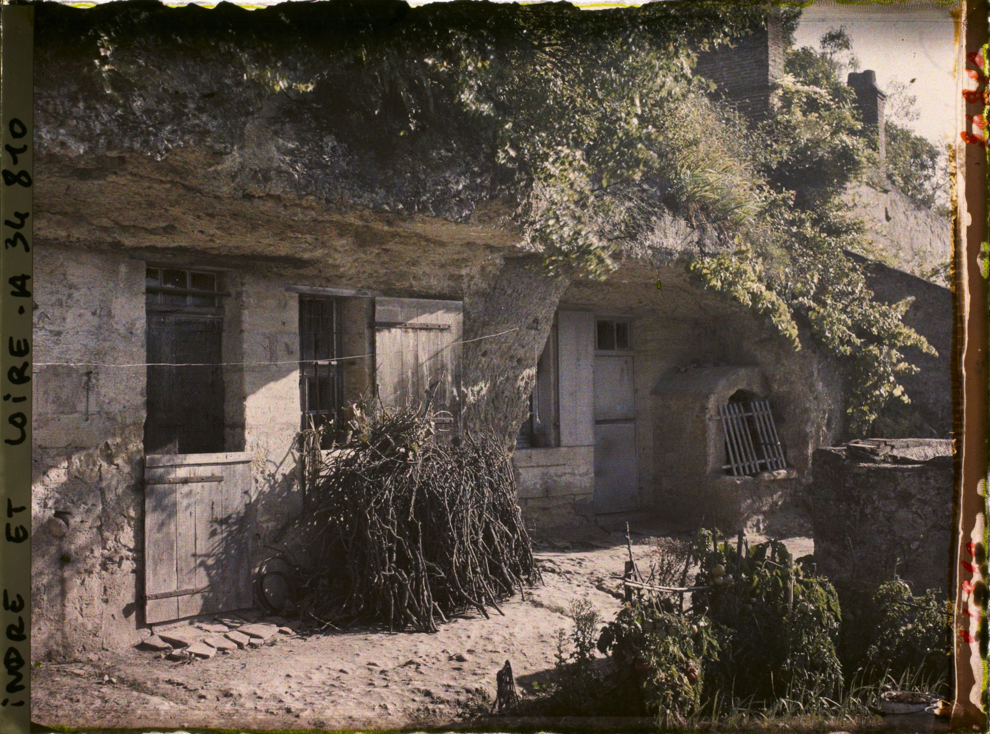 Image représentant Une maison troglodyte du Petit Coteau, à droite le puits creusé dans le roc