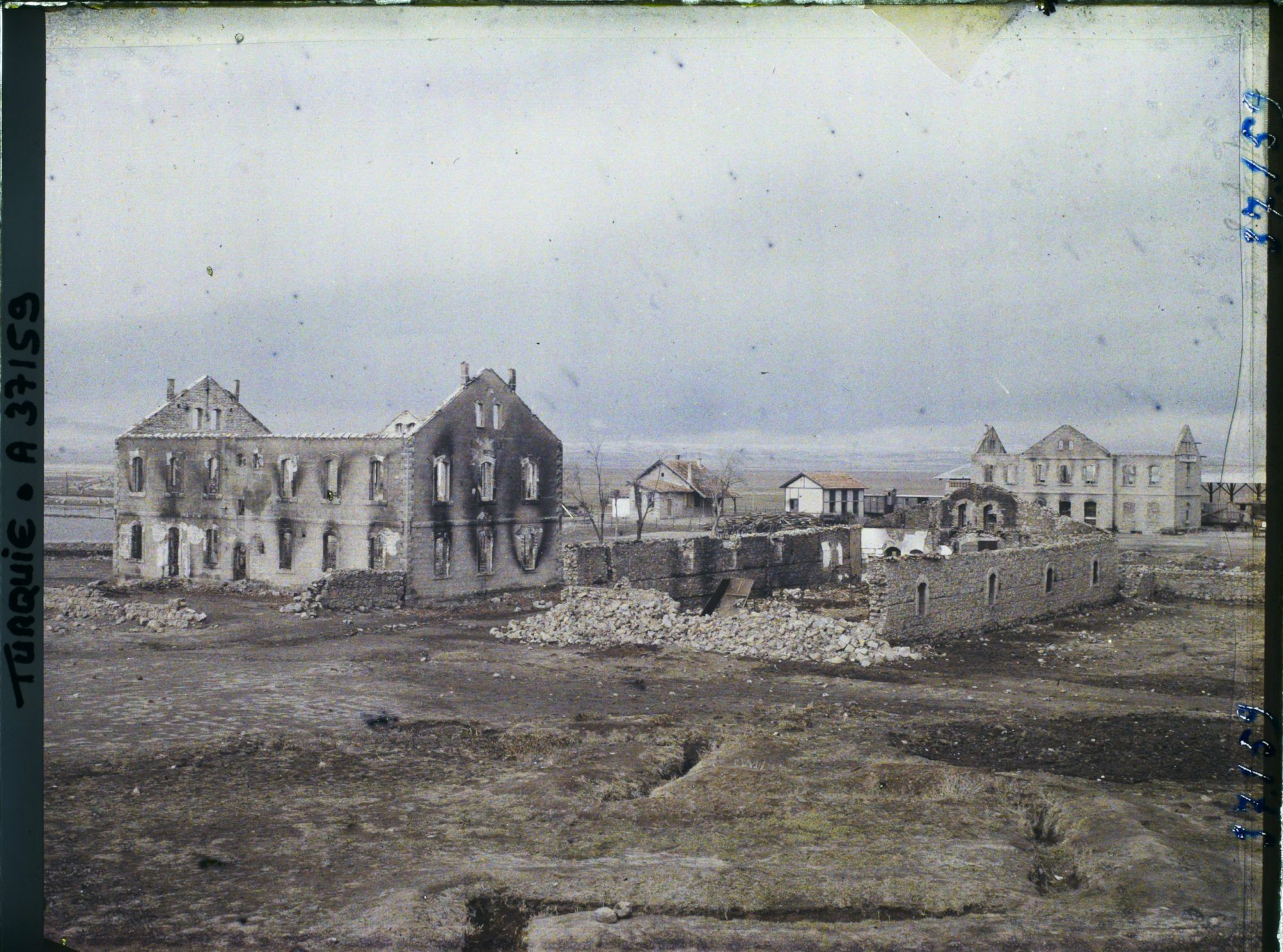 Image représentant Turquie, Afion-Kara-Hissar, Vue Générale du quartier incendié de la Gare de Smyrne-Cassata