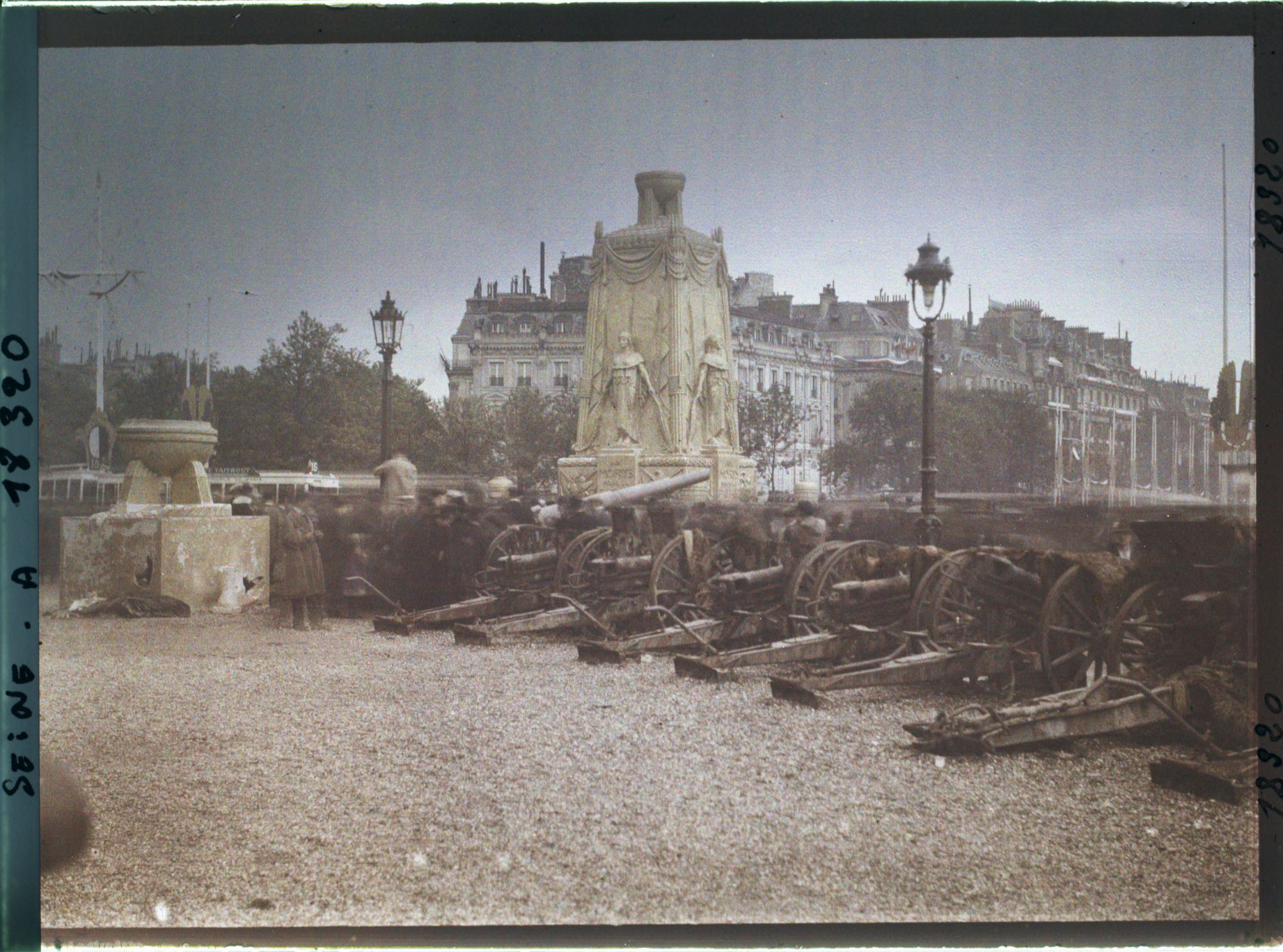 Image représentant Le Cénotaphe en hommage aux morts pour la patrie et les canons exposés pour les fêtes de la Victoire des 13 et 14 juillet place de l'Etoile