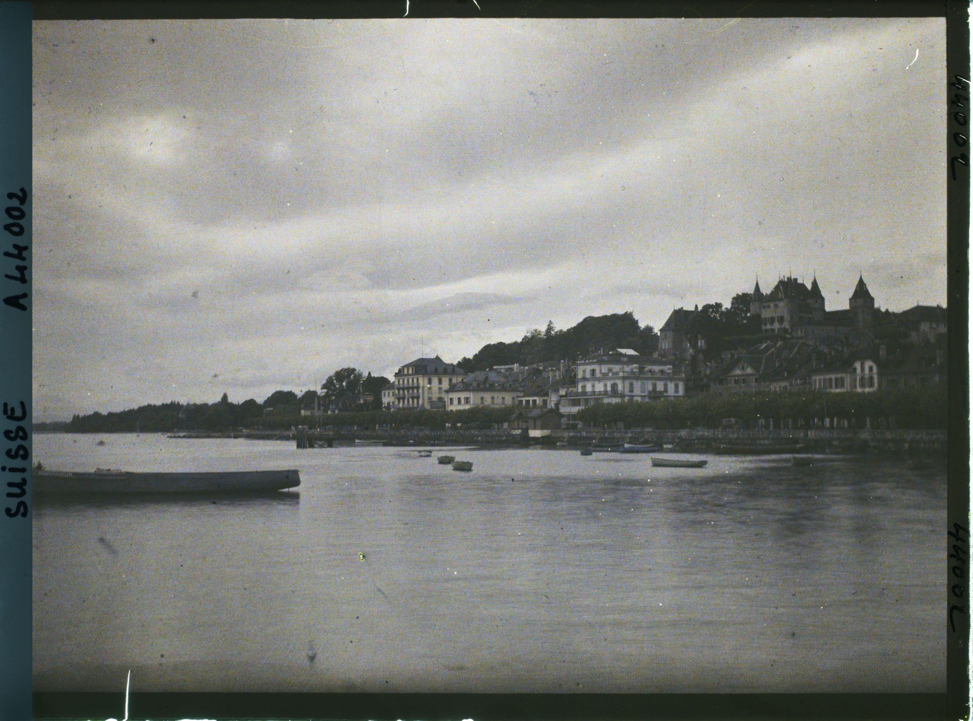 Image représentant Panorama sur Nyon, le château de Nyon, la place du Molard et le Léman depuis la jetée de l'Asse