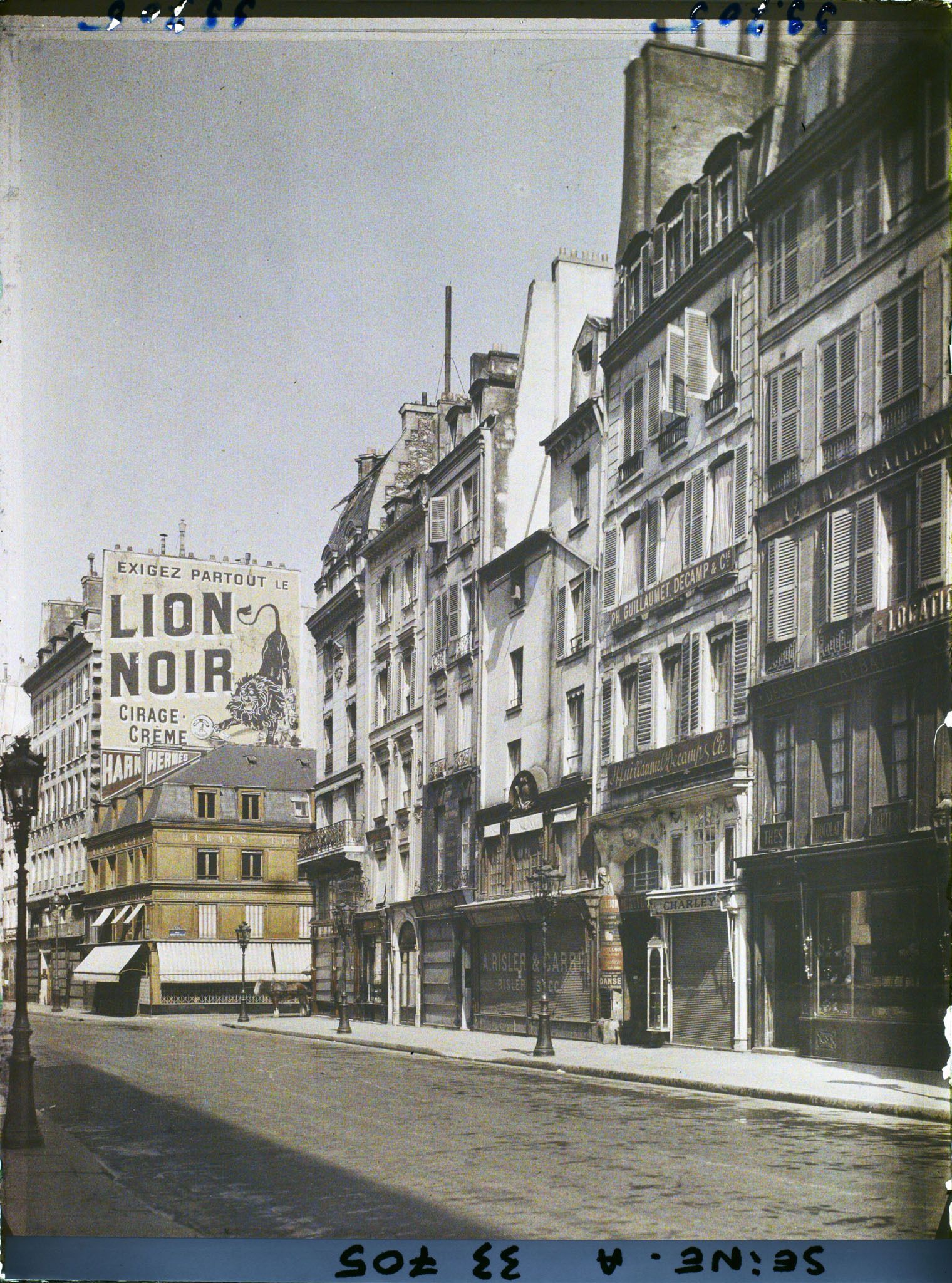 Image représentant La rue du Faubourg Saint-Honoré au niveau du numéro 14