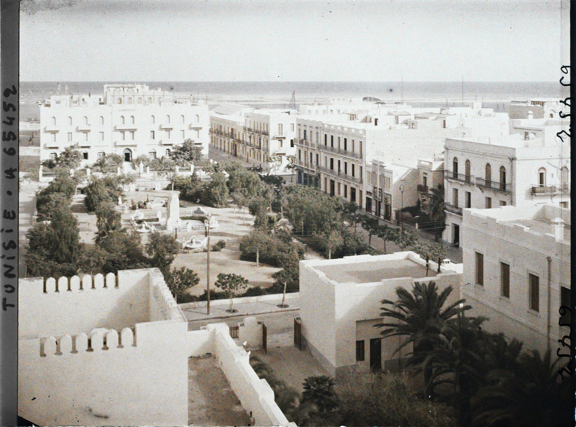 Image représentant La place Paul Bourde vue depuis la terrasse de l'Hôtel de ville