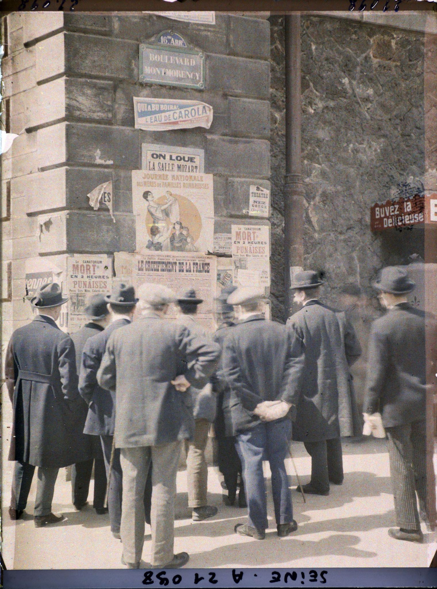 Image représentant Foule lisant l'affiche "Le crucifiement de la France", boulevard Montmorency