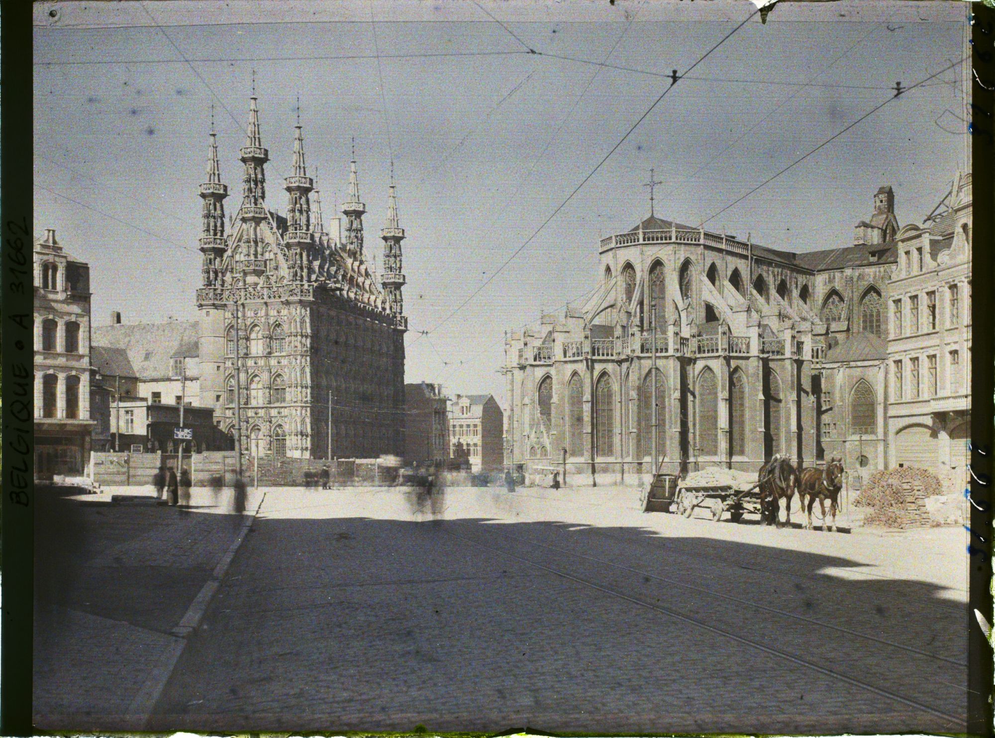 Image représentant Belgique, Louvain, Grande Place, Hôtel de Ville et abside de St Pierre