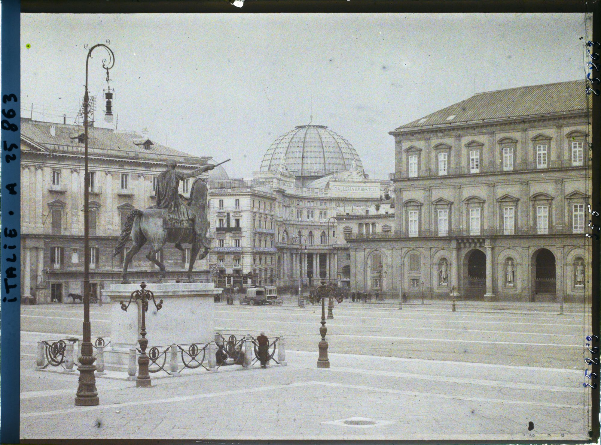 Image représentant La Piazza San Fernando (Palais Royal) au fond, la Galerie Umberto