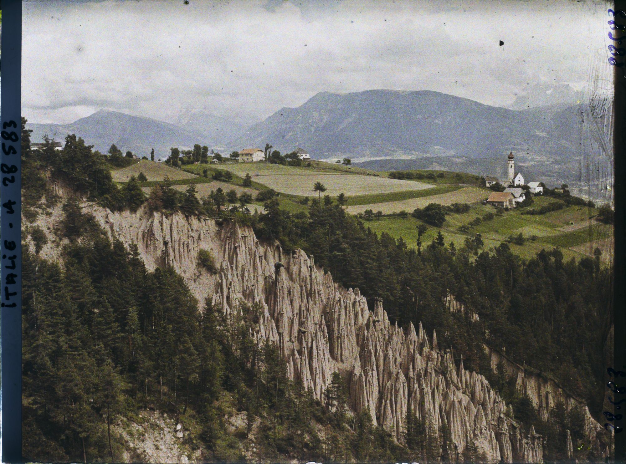 Image représentant Les Pyramides de terre (ou Cheminées de Fées) de Renon et le hameau de Monte di Mezzo (Mittelberg)