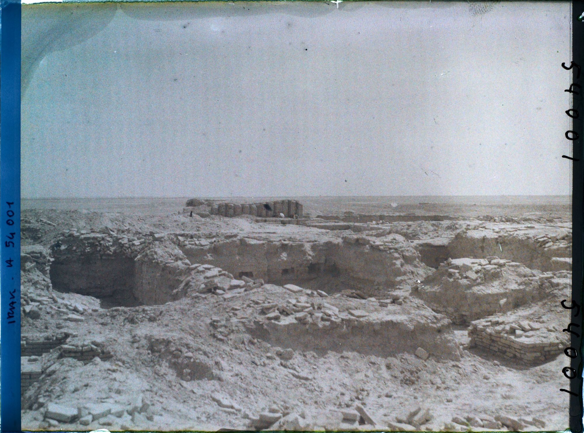 Image représentant Vue des ruines vers l'est. Au fond, E-Dublal-Mah l'un des temples de l'esplanade sacrée, dédiés à Nanna