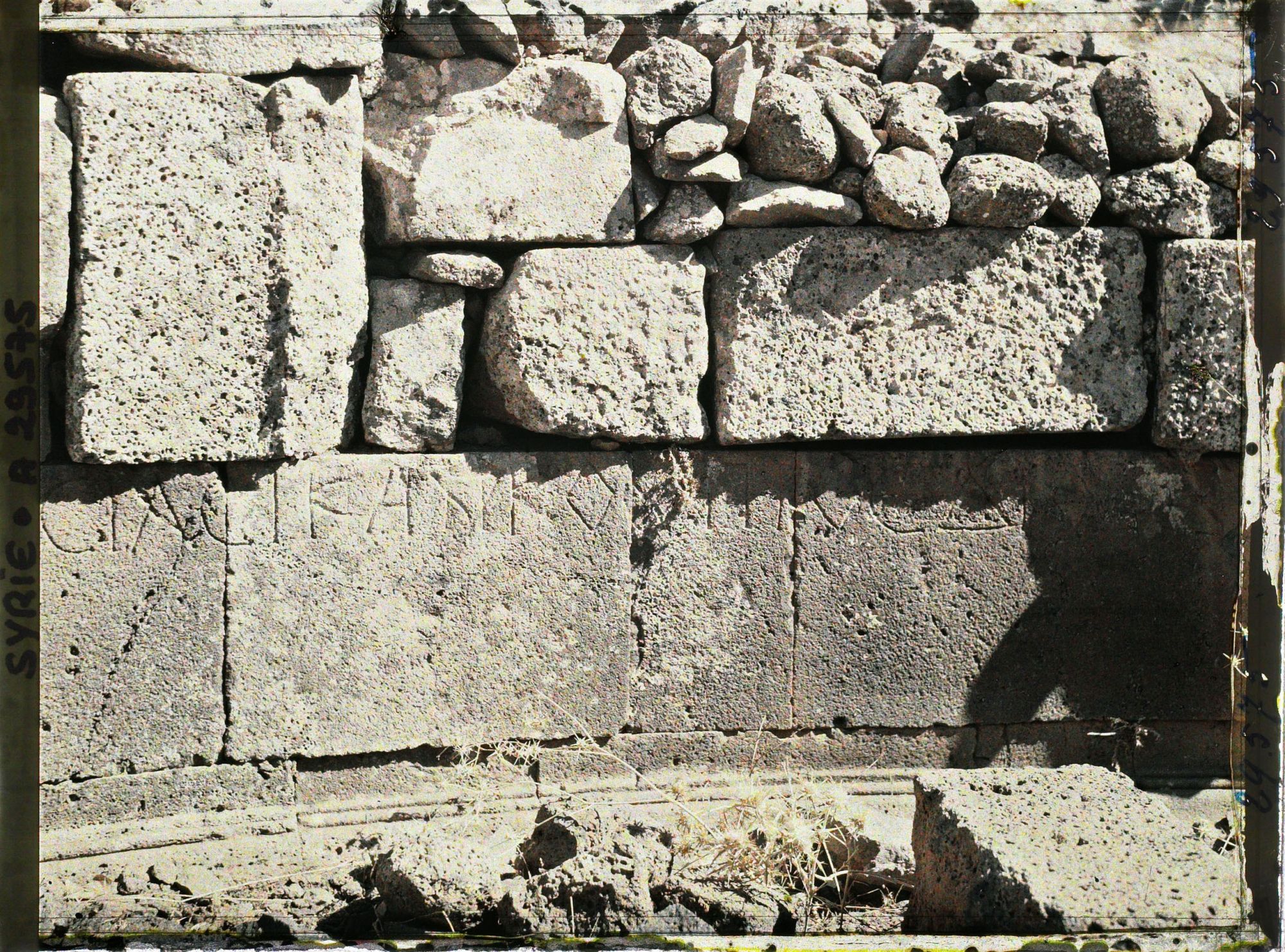 Image représentant Inscriptions en caractères grecs sur les murs du théâtre