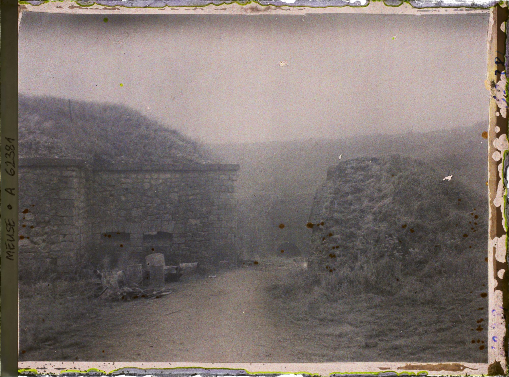 Image représentant Meuse, Tavannes, L'Entrée du fort par temps de brouillard