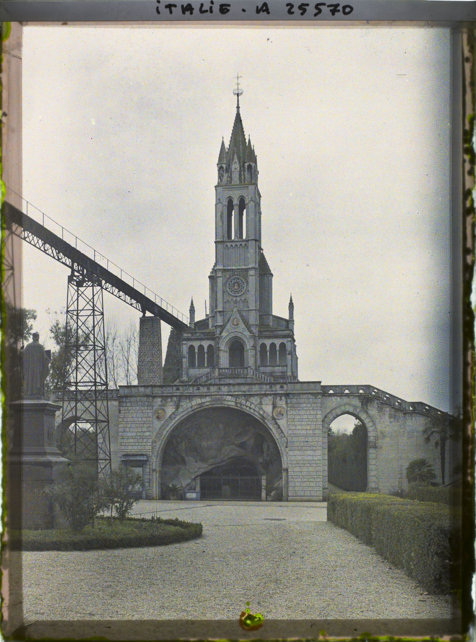 Image représentant Jardins du Vatican, reproduction chapelle et grotte de Lourdes