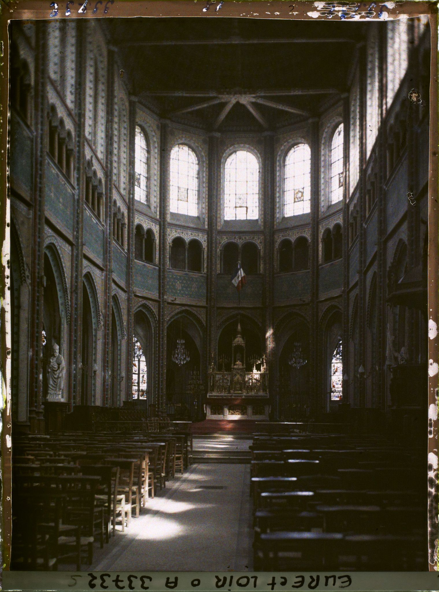 Image représentant L'intérieur de la nef de l'église Saint-Aignan