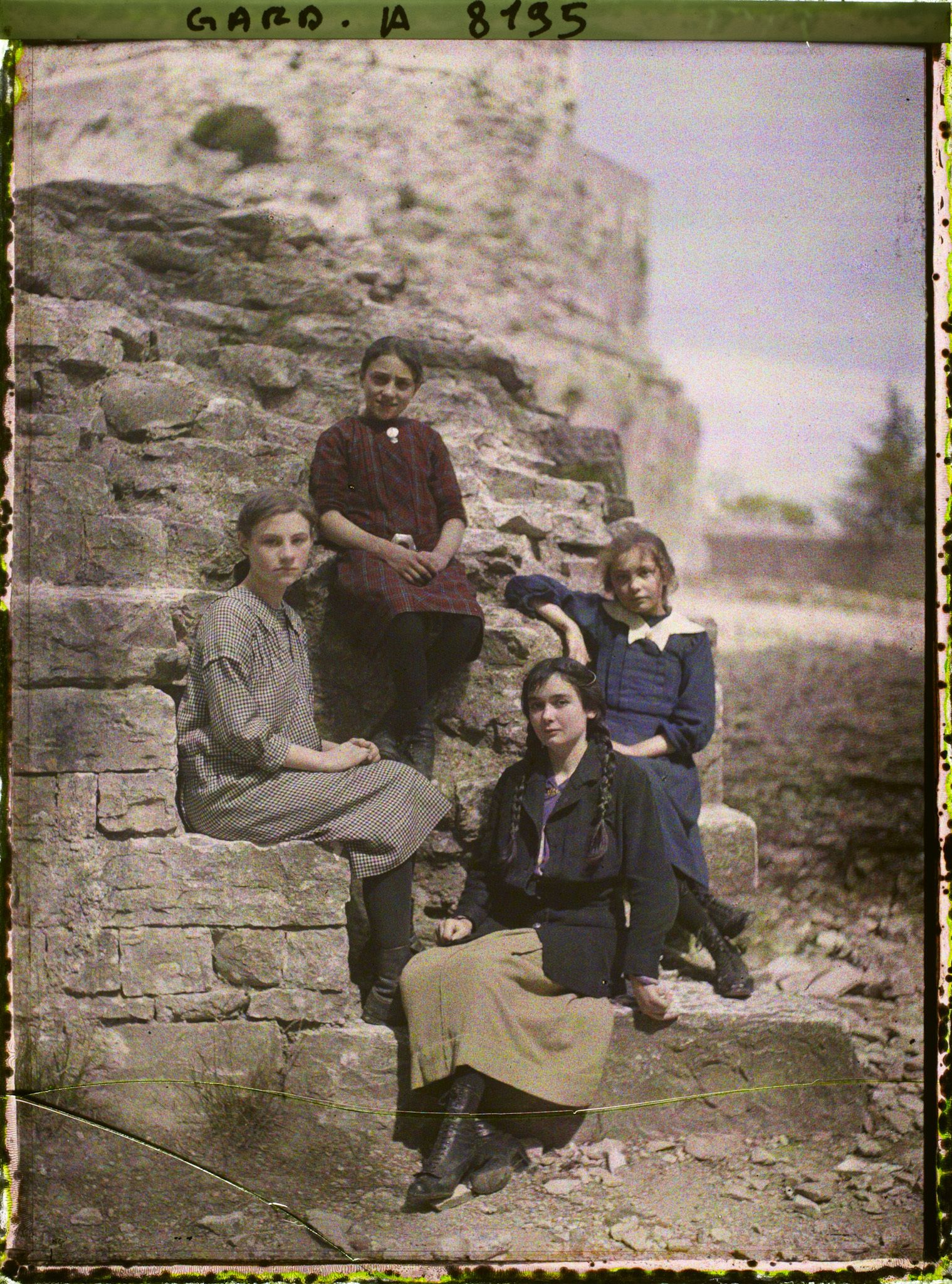 Image représentant Groupe de filles et de fillettes originaires de la région