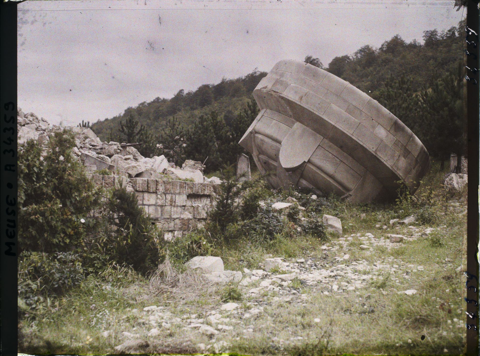 Image représentant France, Viéville, Ruines du grand Monument du Cimetière Allemand