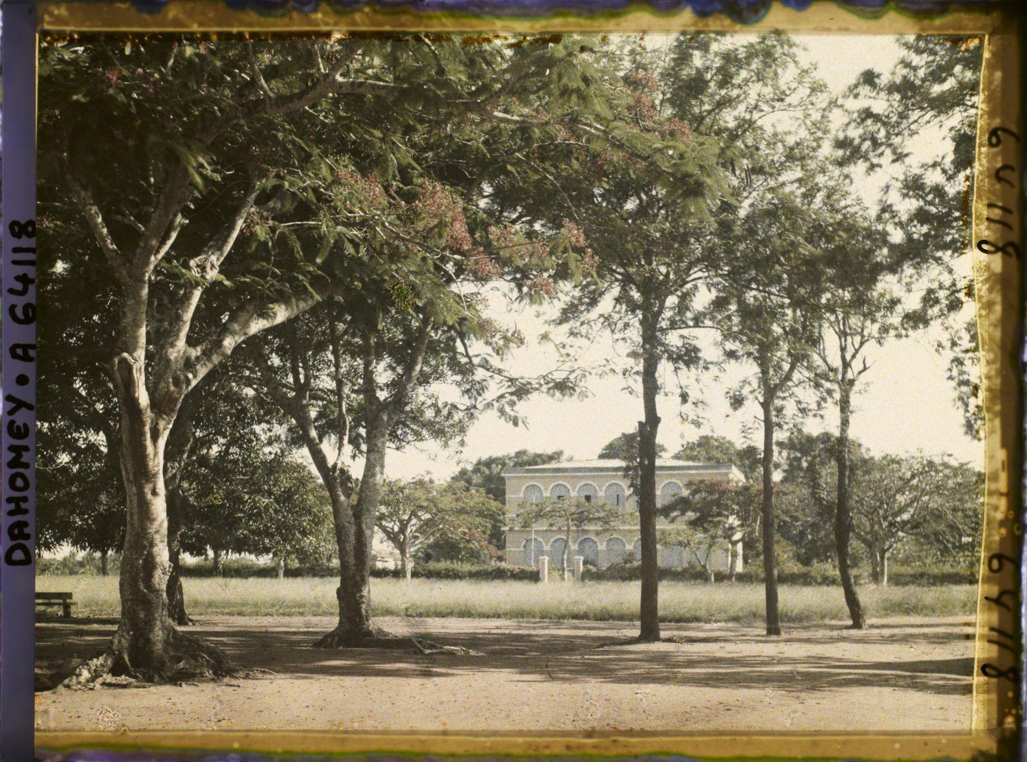 Image représentant L'avenue du Trésor, vue vers la Poste ?
