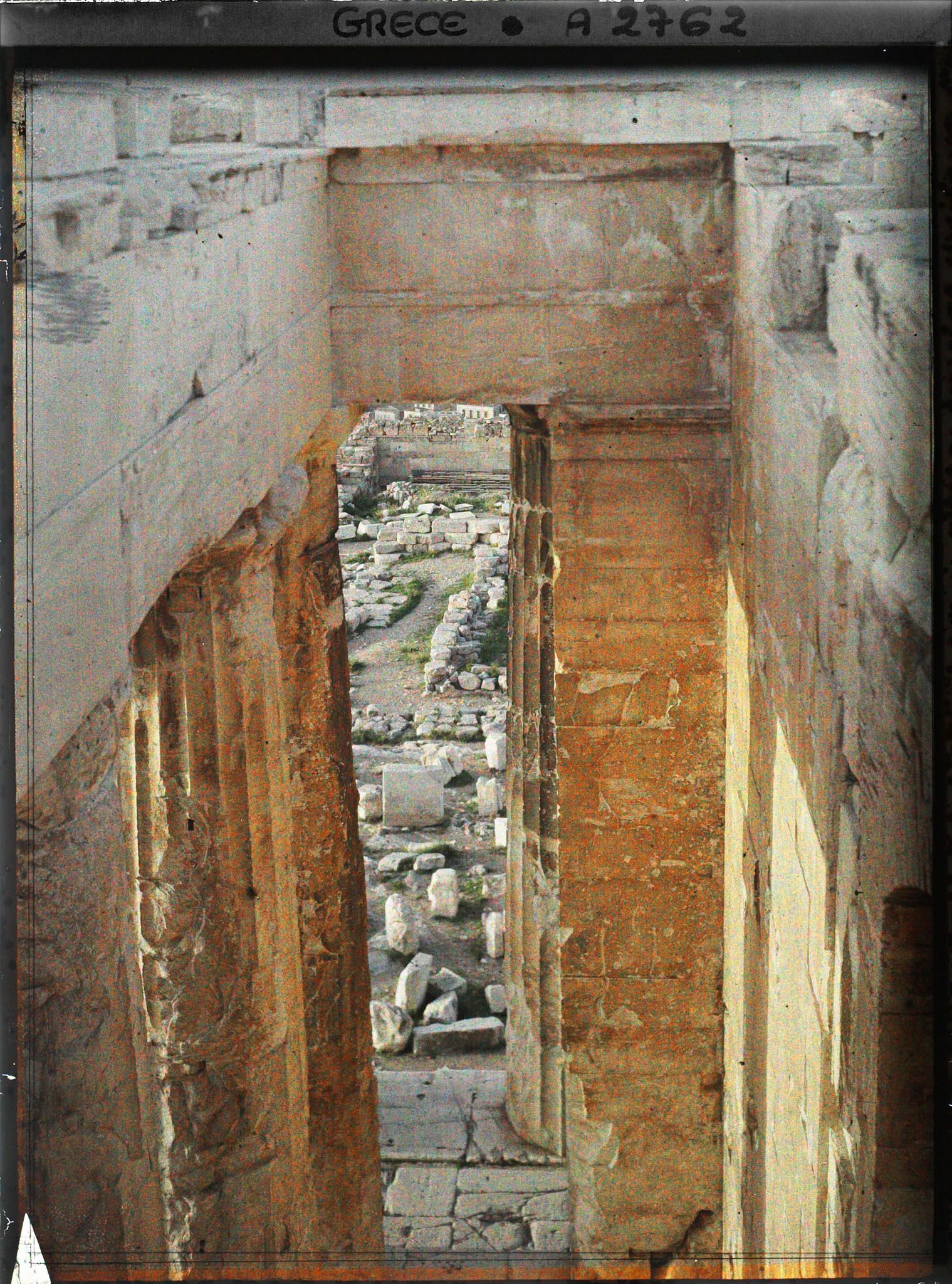 Image représentant Sur l'Acropole, le Parthénon. Vue prise du sommet du Parthénon côté ouest : vue plongeante sur les colonnes de l'opisthdome (ou portique arrière) à gauche, et le mur du Parthénon proprement dit à droite