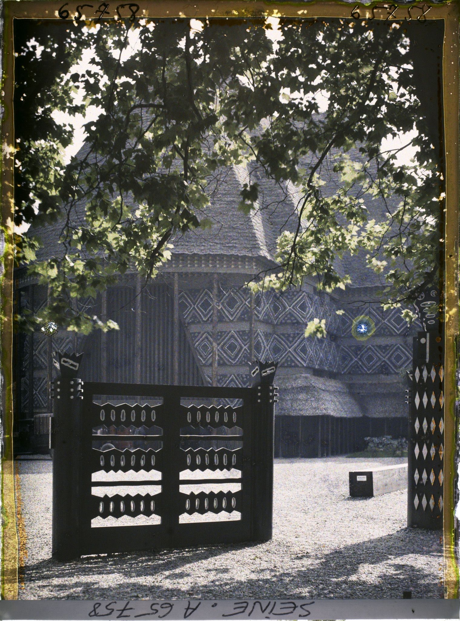 Image représentant L'Exposition Coloniale Internationale de 1931, le pavillon du Togo et du Cameroun