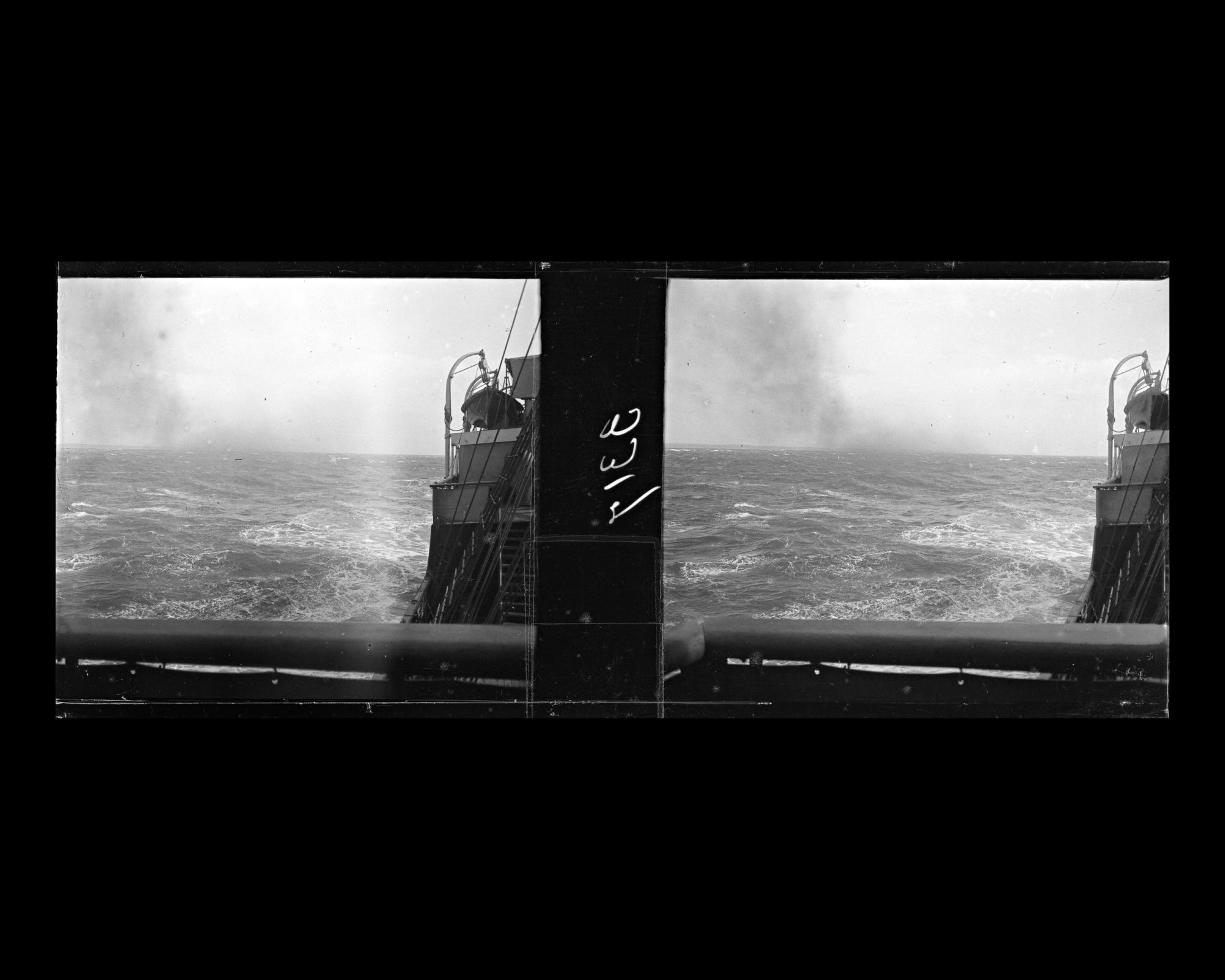 Image représentant La mer démontée vue depuis le pont du Lützow