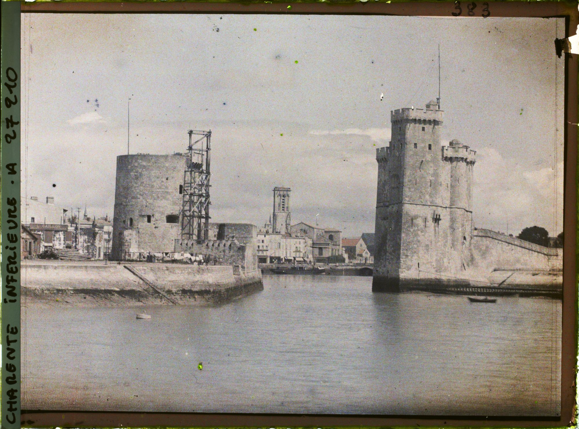 Image représentant L'entrée du port, avec la tour Saint-Nicolas et la tour de la Chaïne