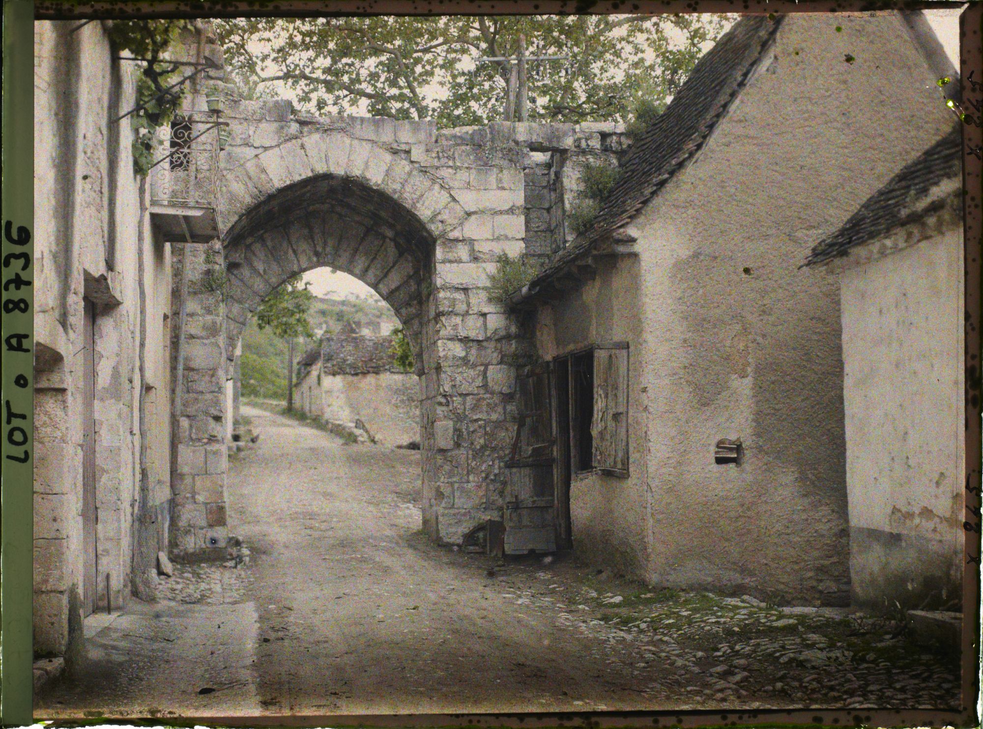 Image représentant France, Rocamadour, La porte de Roc Amadour dite porte du figuier