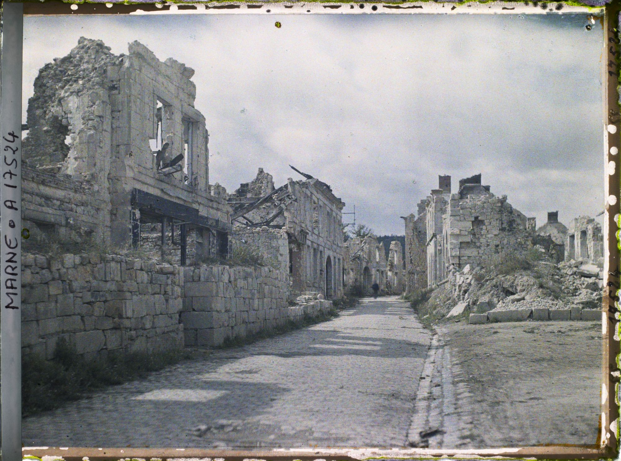 Image représentant France, Cormicy, La Grande rue prise de l'Eglise