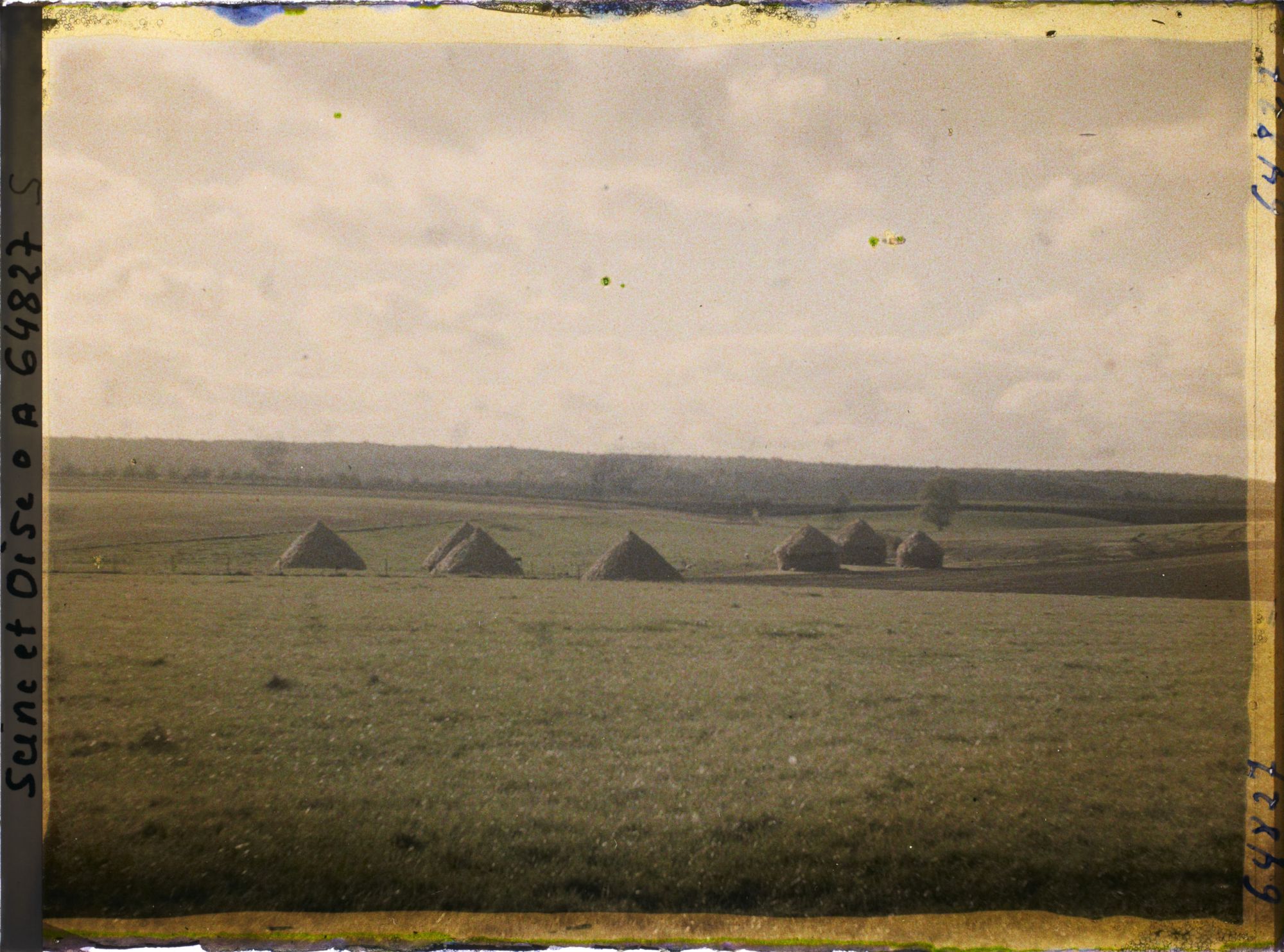 Image représentant Seine et Oise, Moisselles, Meules de blé à l'abri d'une mouvement de terrain