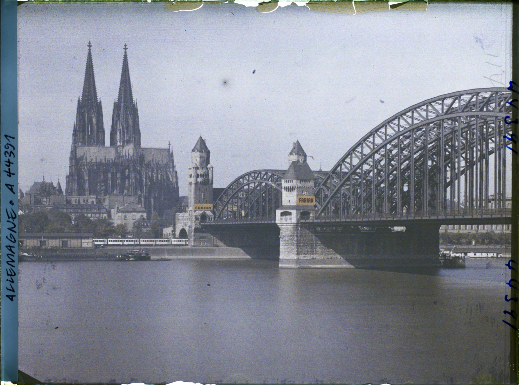 Image représentant Vue d'ensemble du grand Pont avec la cathédrale à l'arrière-plan