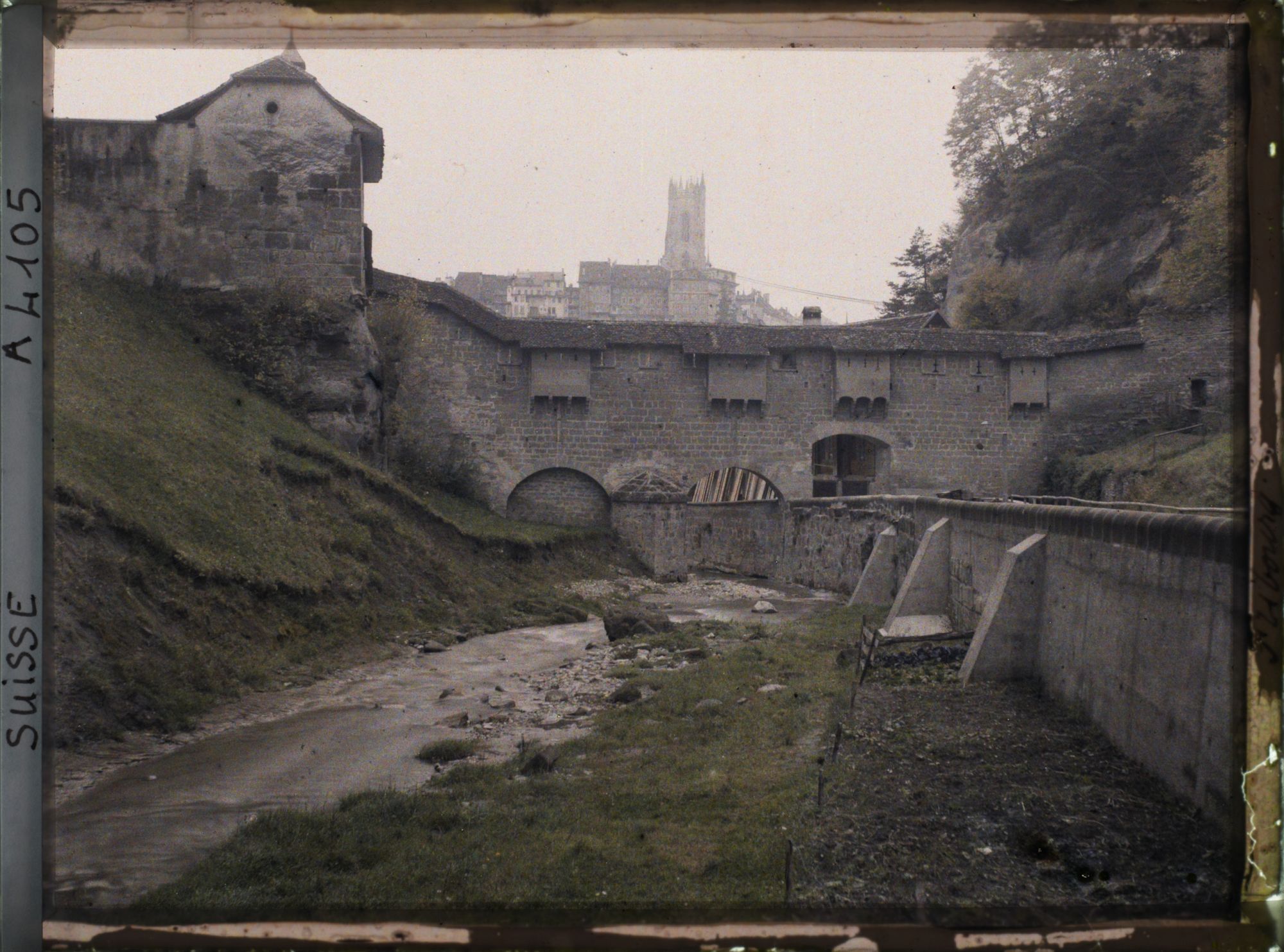 Image représentant La porte du Gottéron et la cathédrale Saint-Nicolas