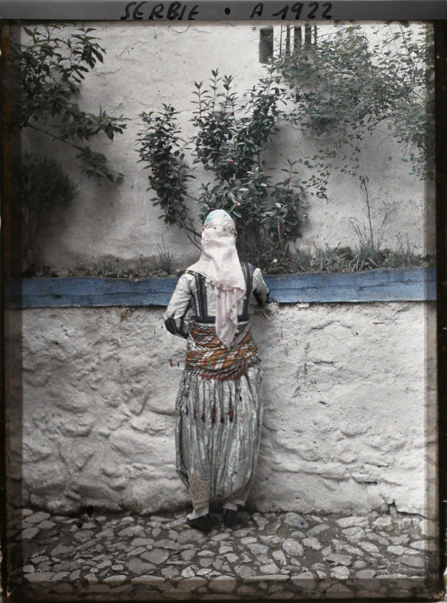 Image représentant Une citadine habillée à la mode turque