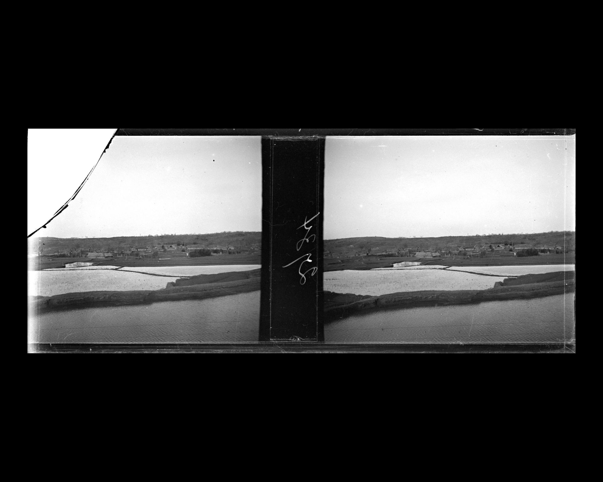 Image représentant Un plan ou un cours d'eau et peut-être des bassins de pisciculture